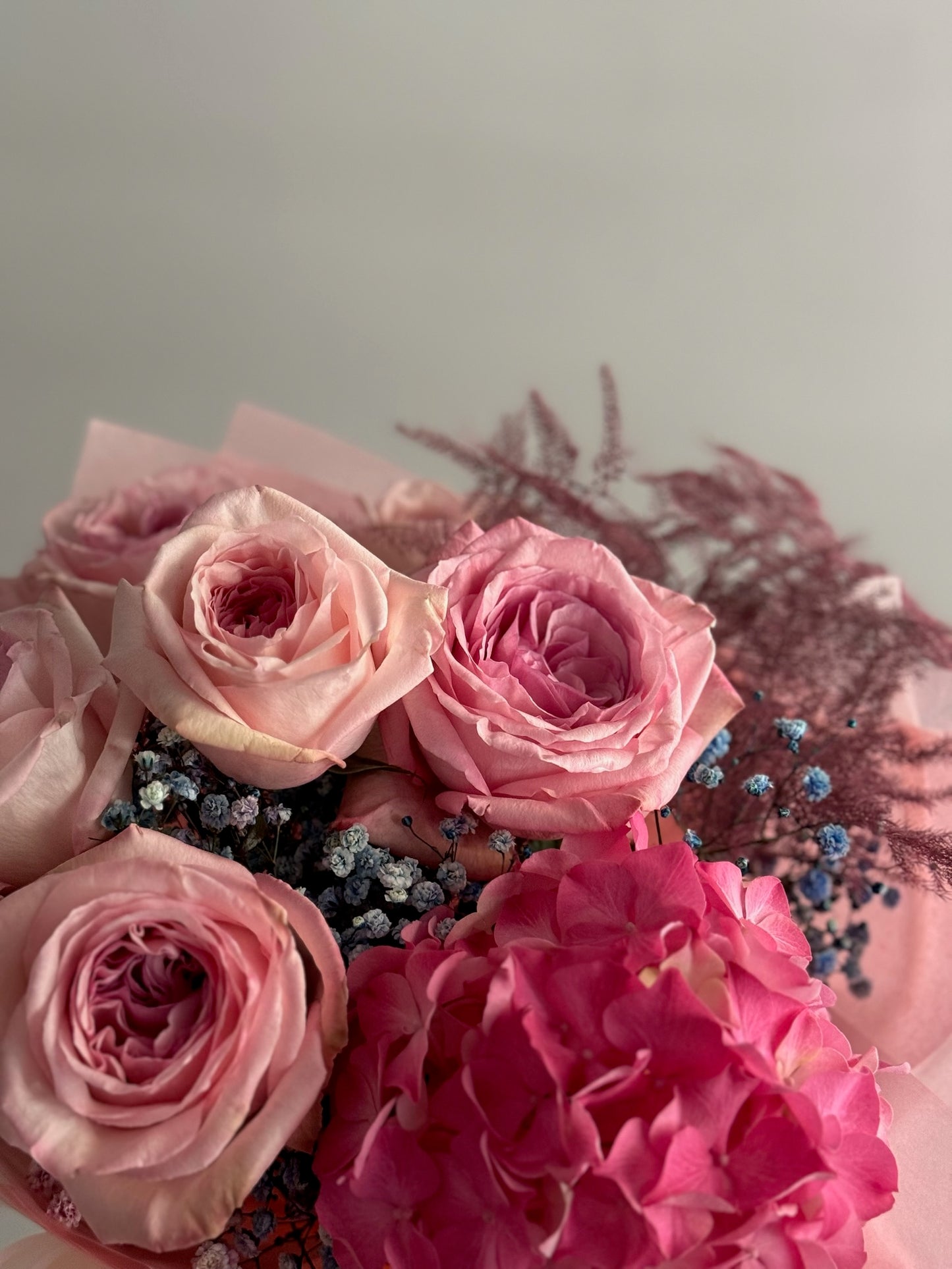 Detaliu flori buchet Ruby – trandafiri de grădină și hortensie pastelată, Roses & More