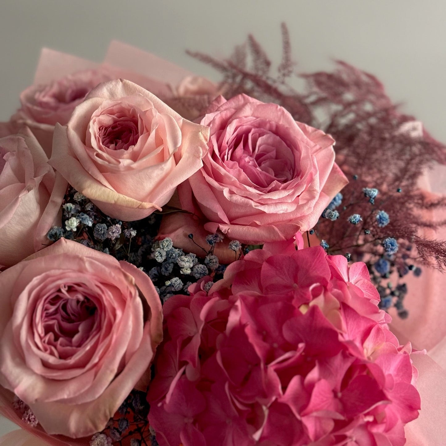 Detaliu flori buchet Ruby – trandafiri de grădină și hortensie pastelată, Roses & More