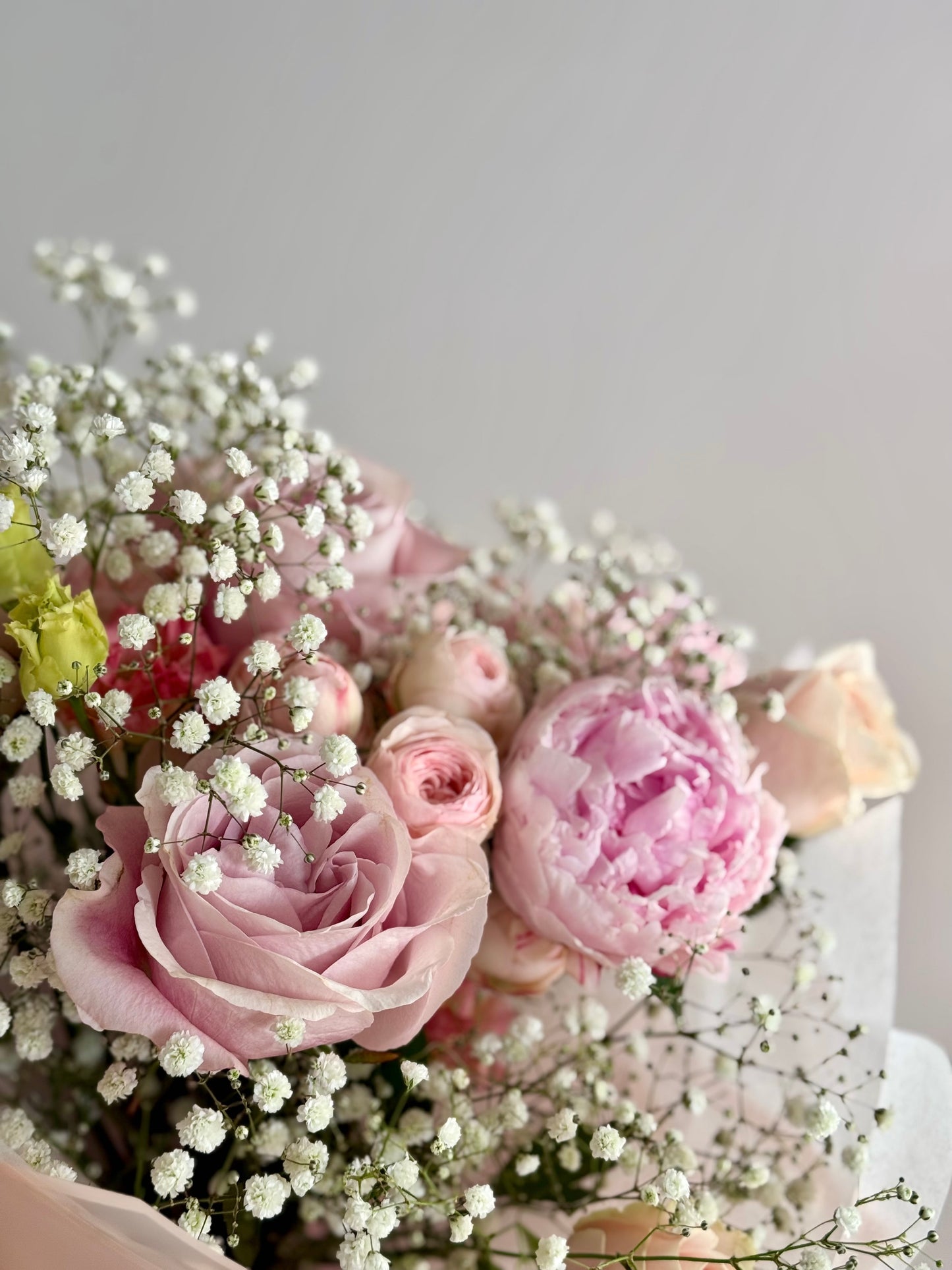 Buchet Sweet Chant cu ambalaj roz - Roses & More