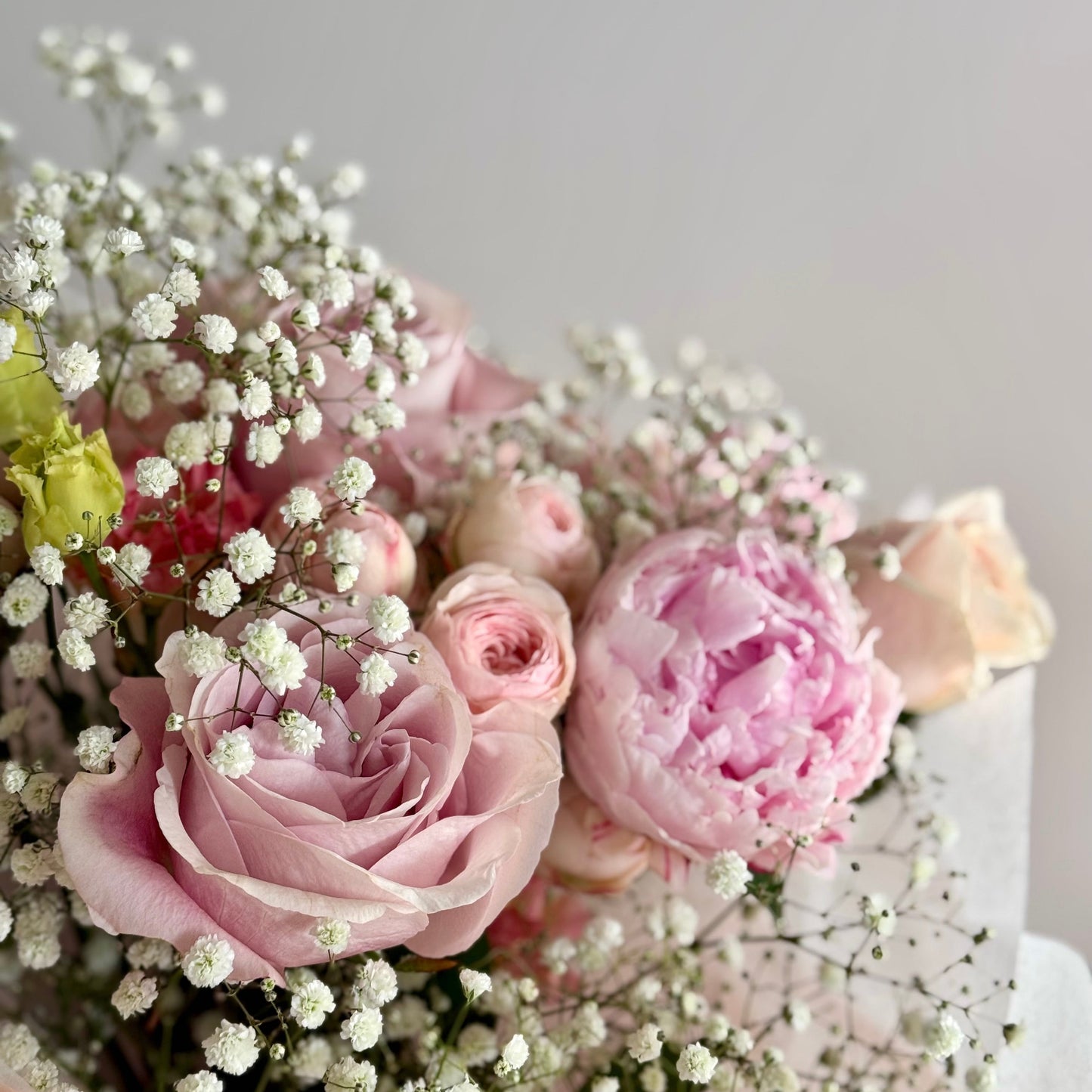 Buchet Sweet Chant cu ambalaj roz - Roses & More