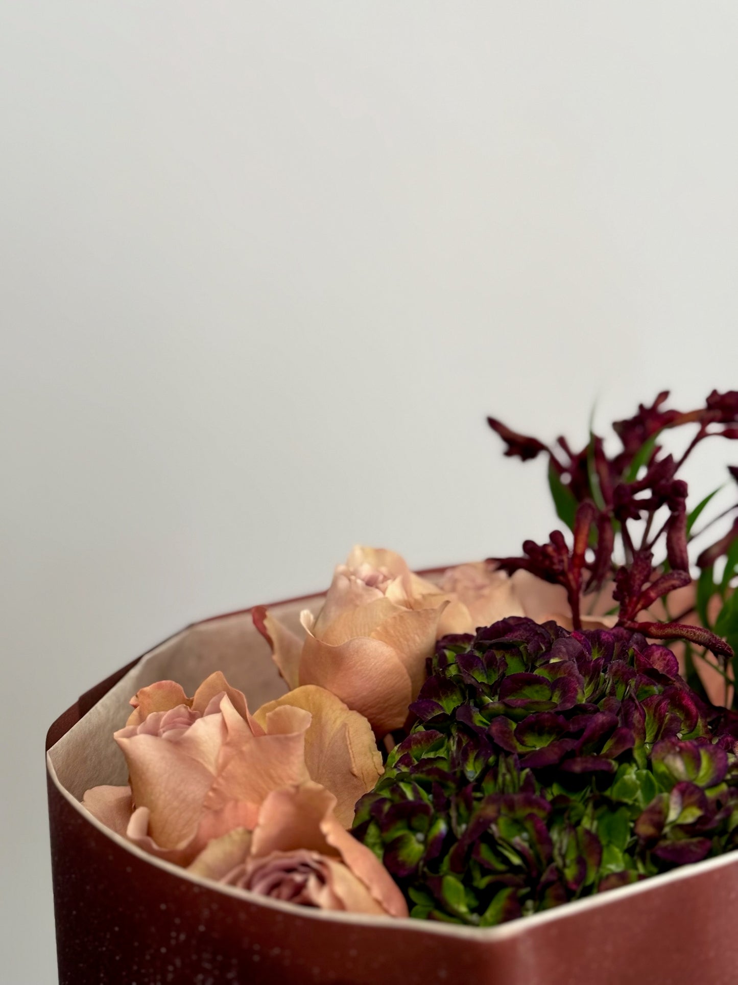 Detaliu Autumn Crush – texturi florale bogate și tonuri de toamnă sofisticate, Roses & More