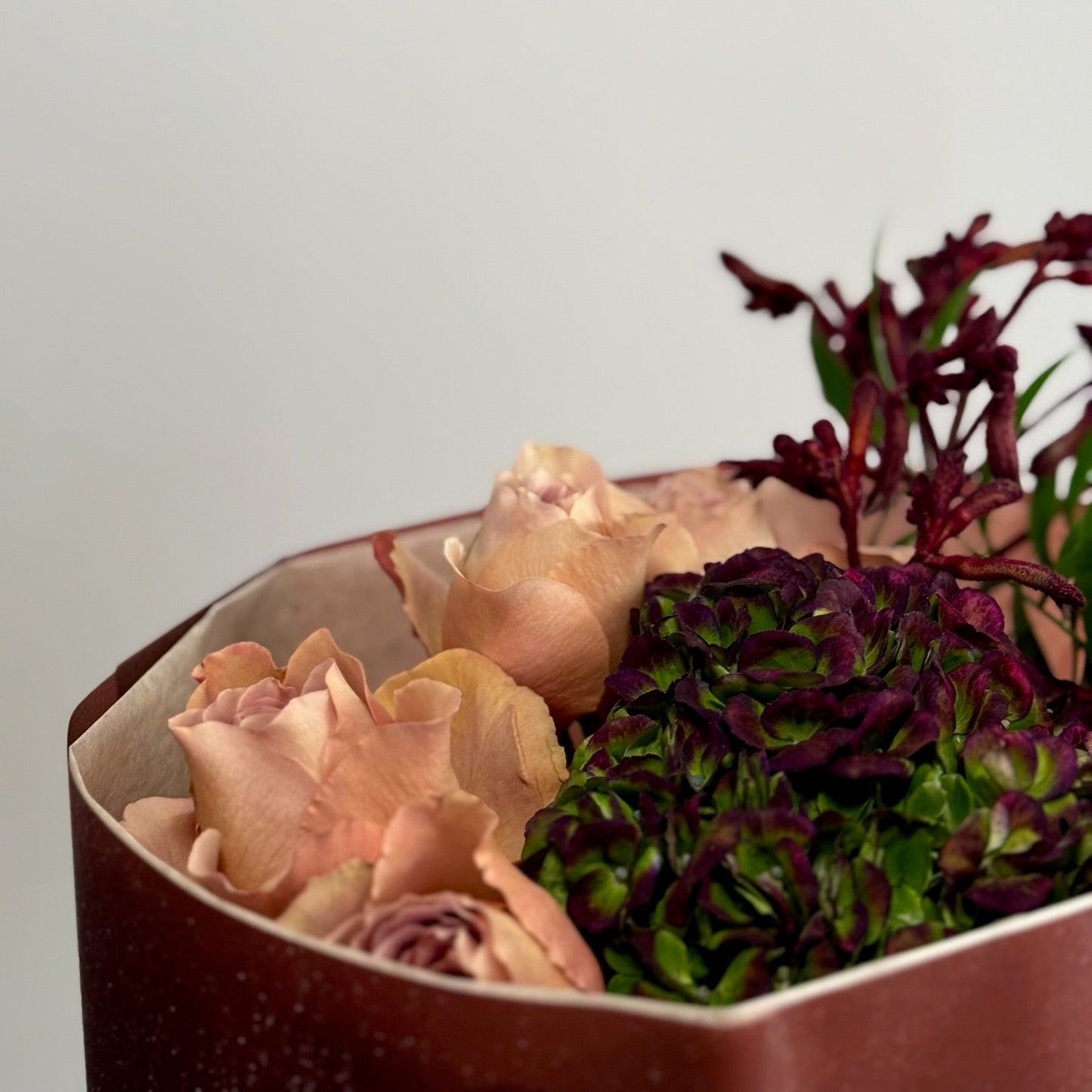 Detaliu Autumn Crush – texturi florale bogate și tonuri de toamnă sofisticate, Roses & More