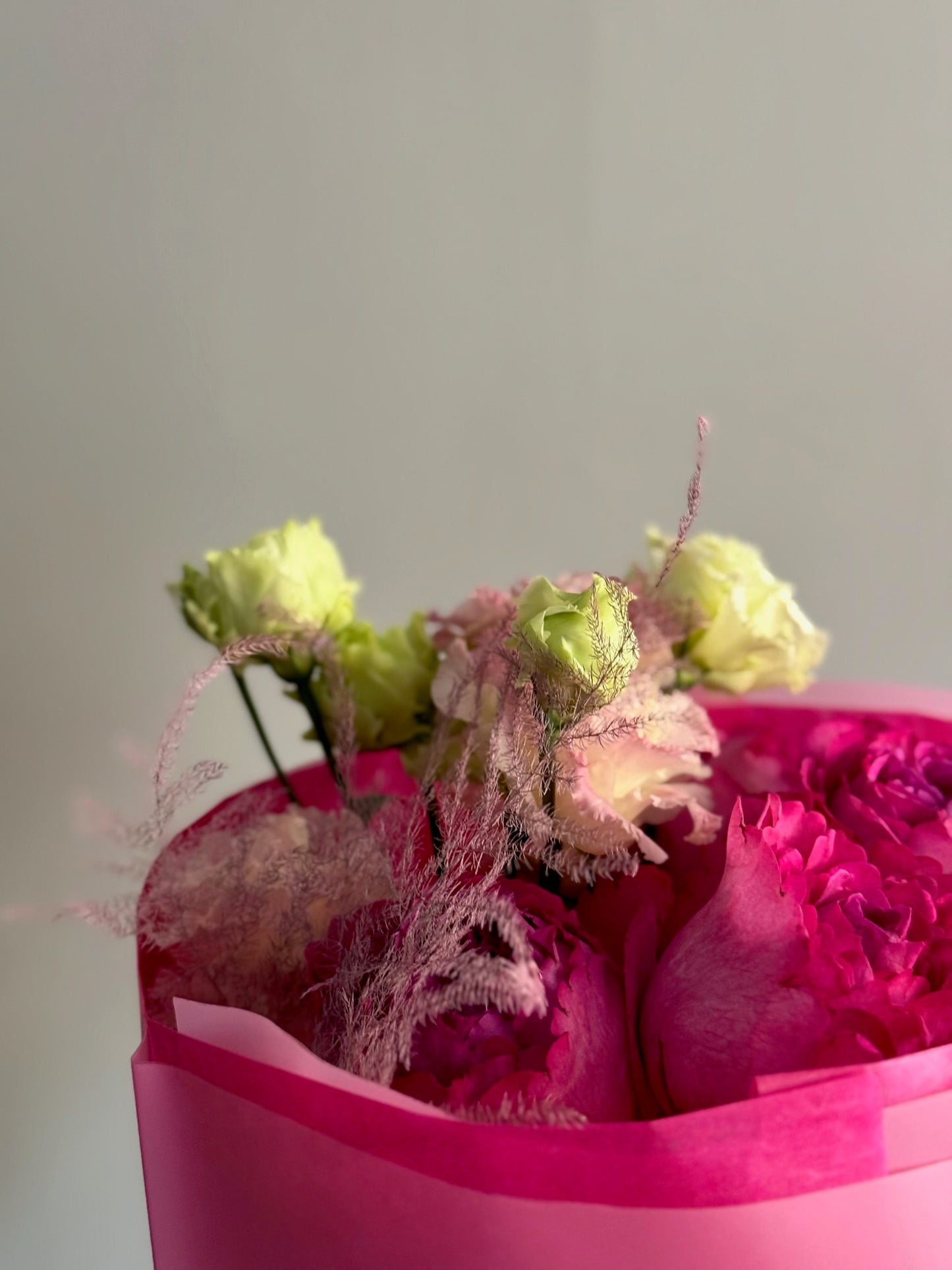 Detaliu Missing Summer – parfum floral intens și texturi fine în nuanțe calde, Roses & More
