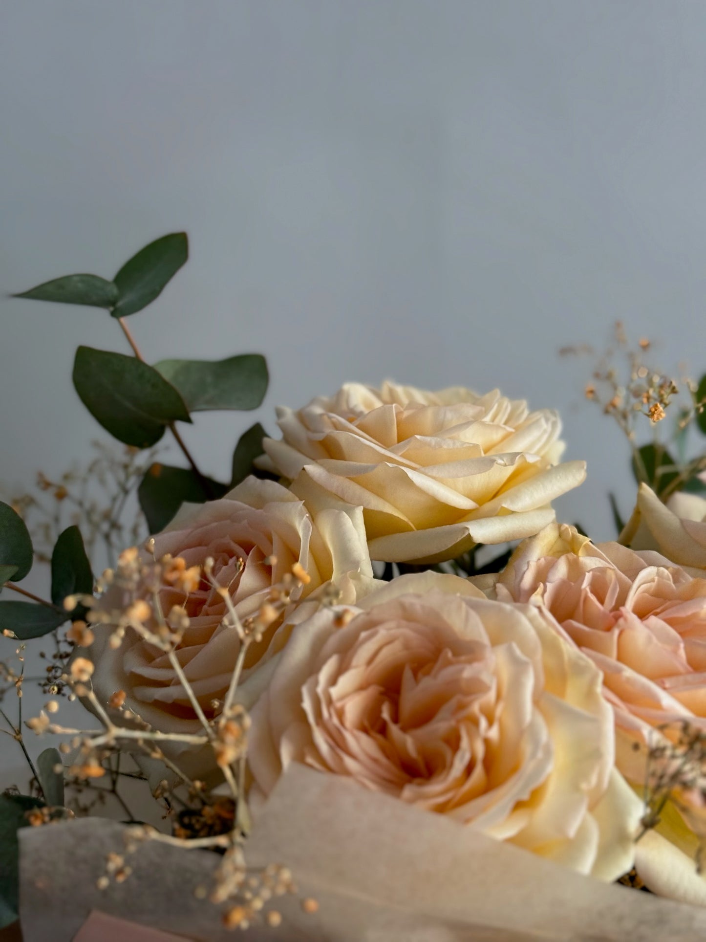 Detaliu buchet Topaz – trandafiri parfumați și frunze de eucalipt, Roses & More