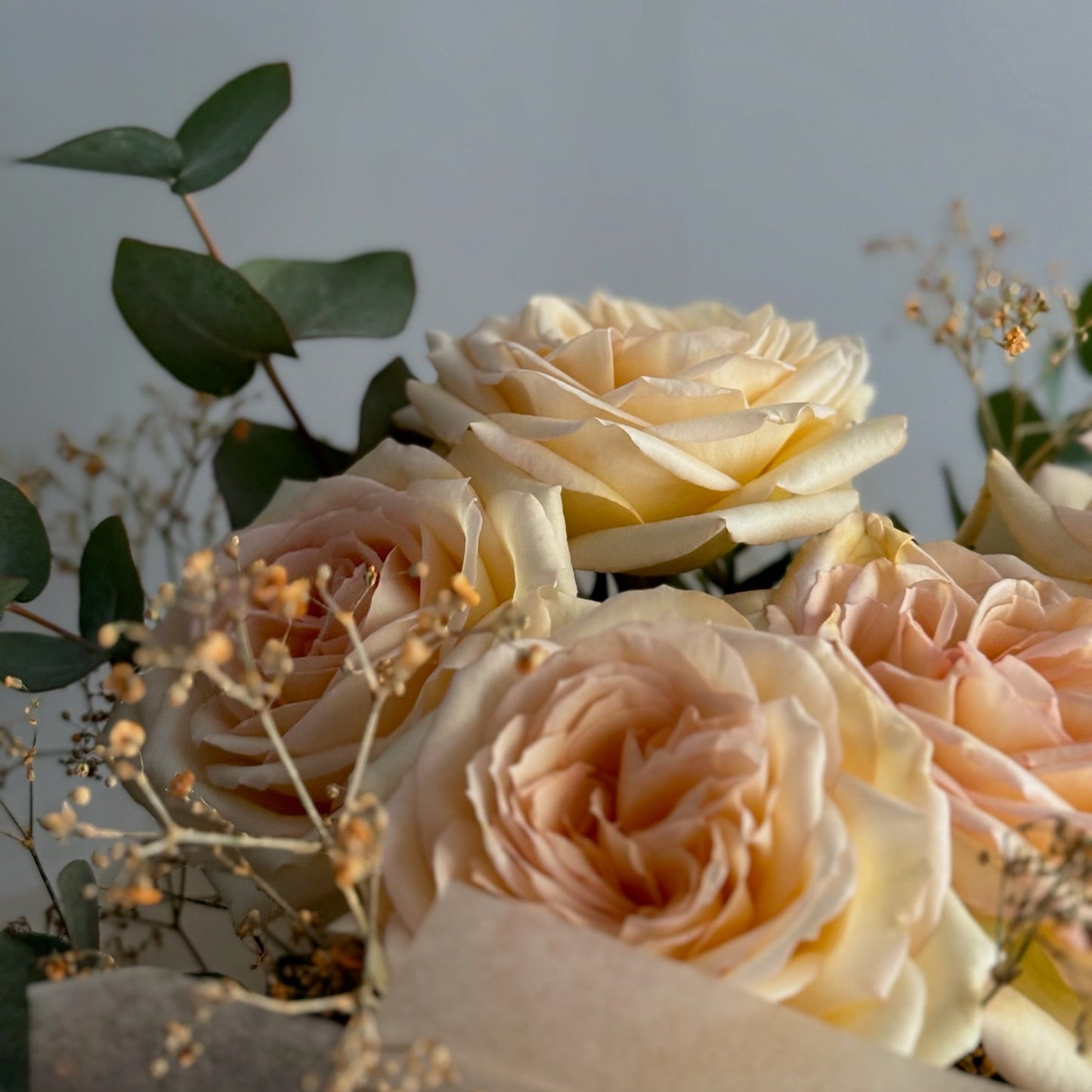 Detaliu buchet Topaz – trandafiri parfumați și frunze de eucalipt, Roses & More