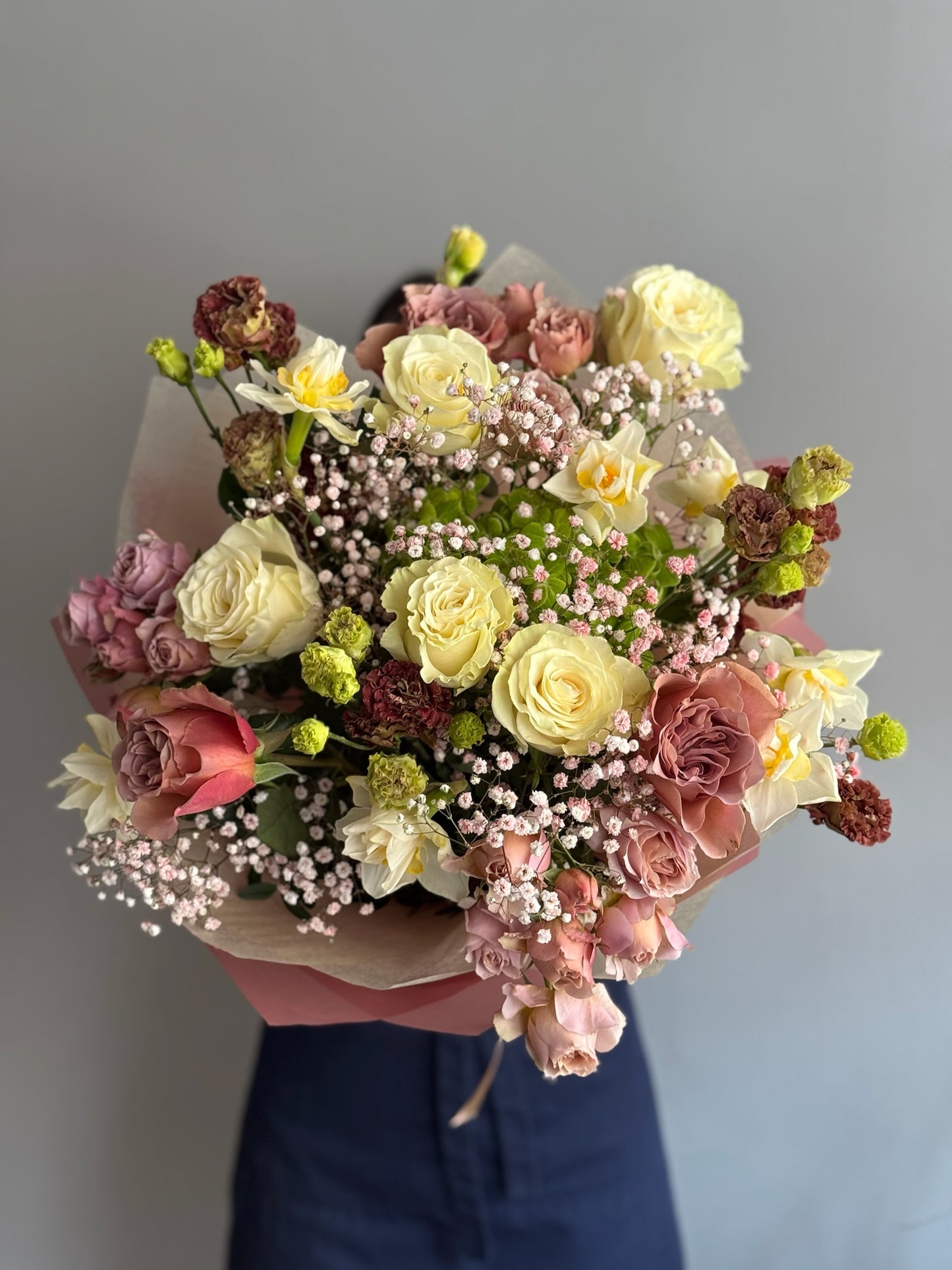 Buchet de flori cu trandafiri și hortensie verde