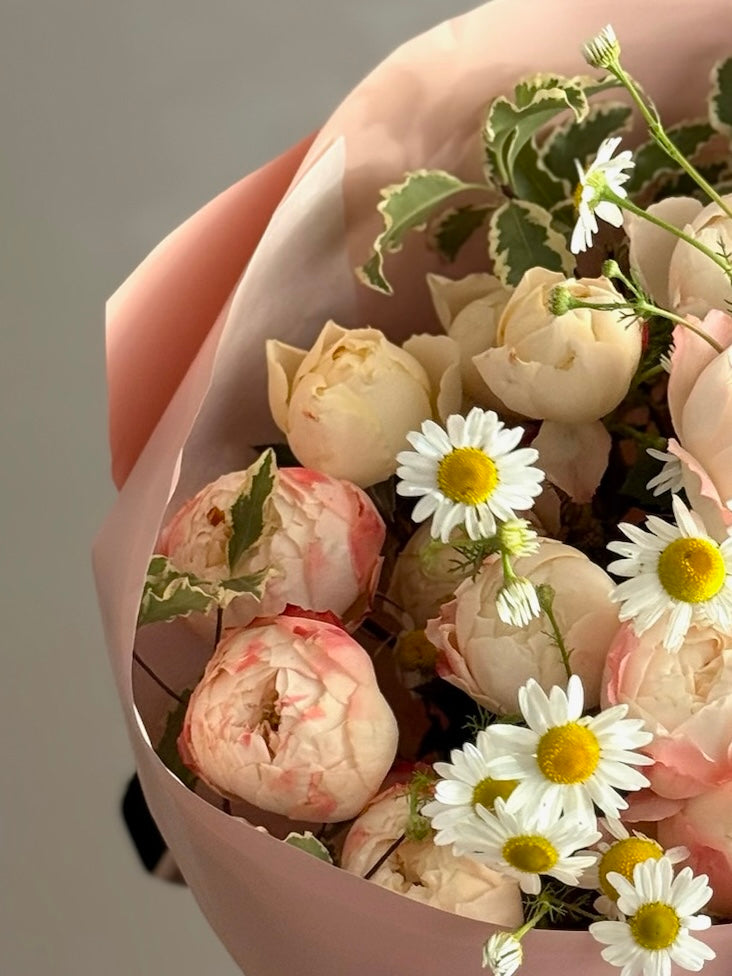 Buchet de flori cu trandafiri și mușețel