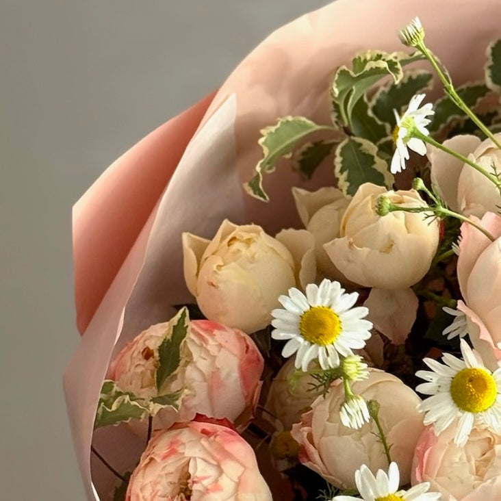 Buchet de flori cu trandafiri și mușețel