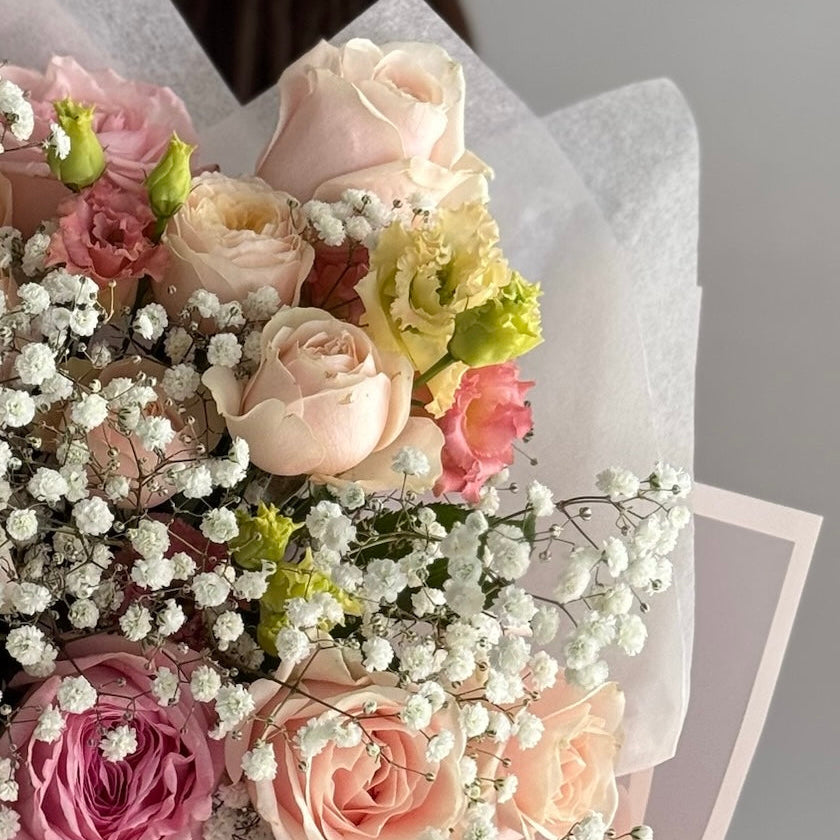 Buchet de trandafiri mix și gypsophila