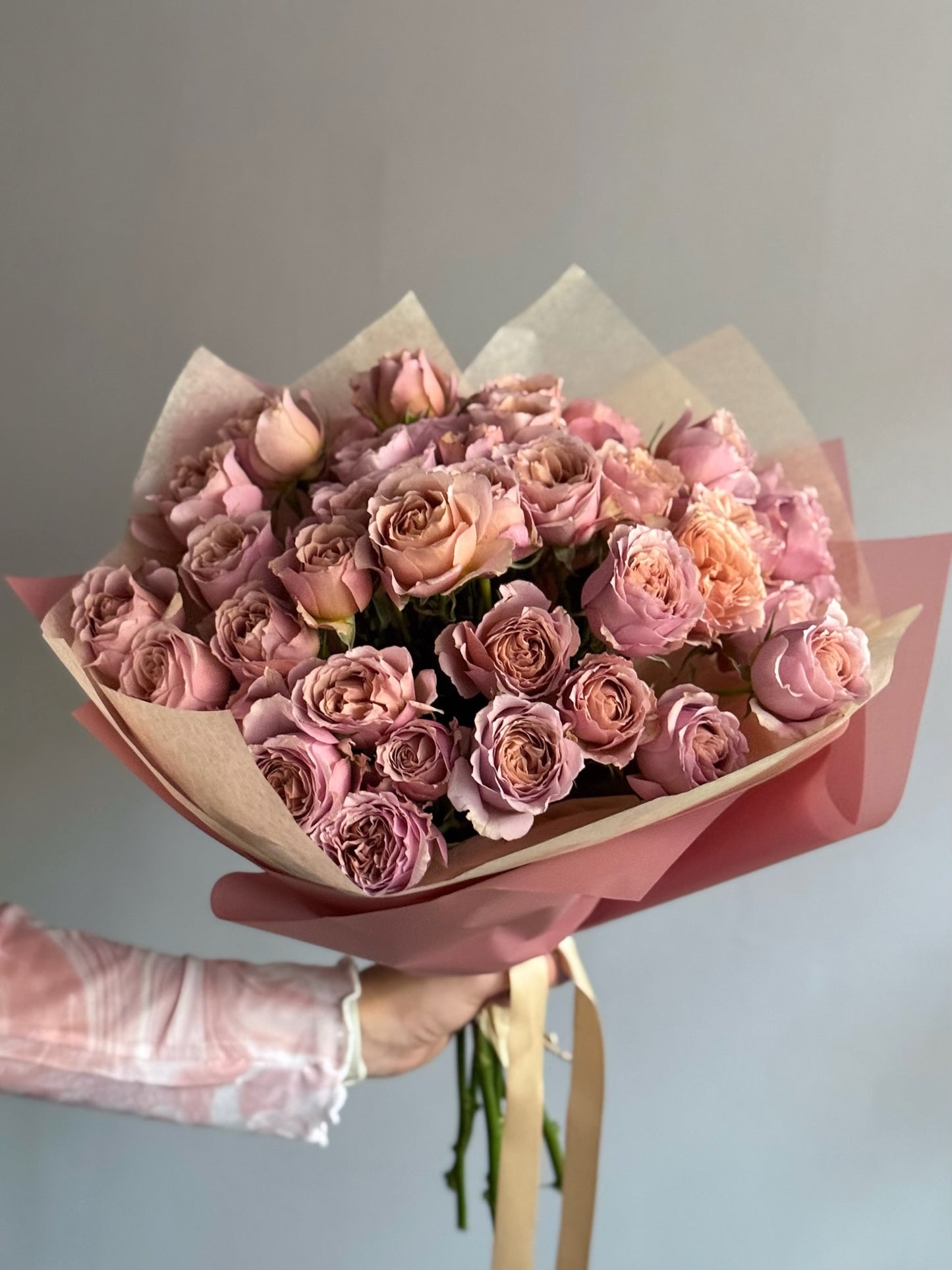 Buchet sofisticat cu 9 trandafiri Loli în stil Roses & More