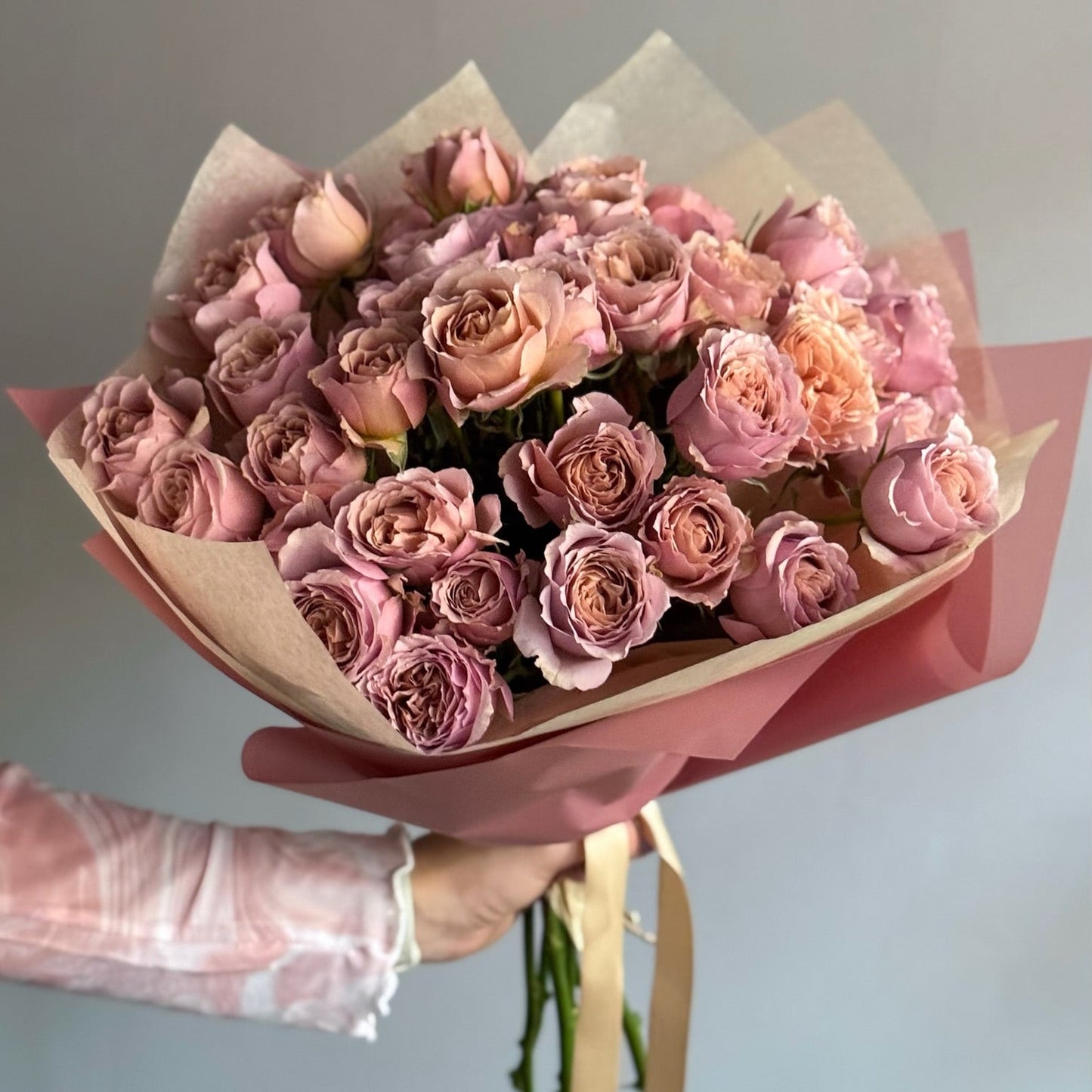 Buchet sofisticat cu 9 trandafiri Loli în stil Roses & More