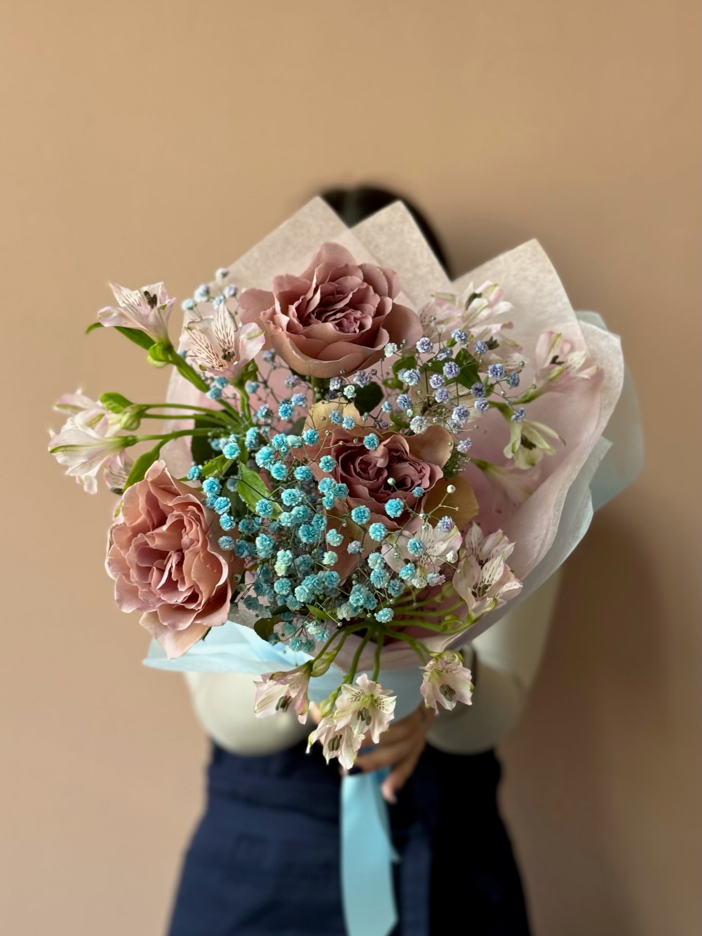 Aranjament floral romantic și discret cu trandafiri bej și accente de alstroemeria, Roses & More