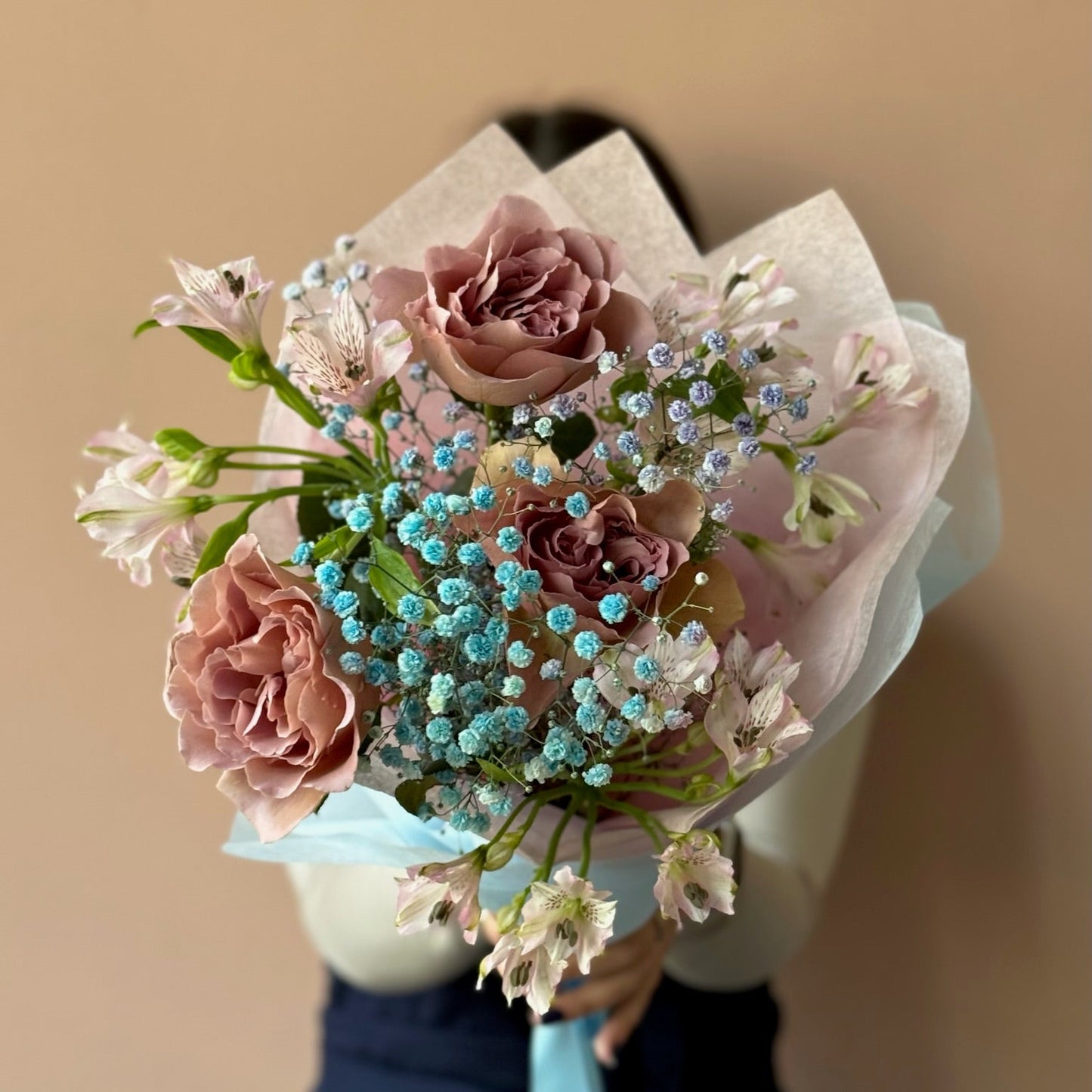 Aranjament floral romantic și discret cu trandafiri bej și accente de alstroemeria, Roses & More