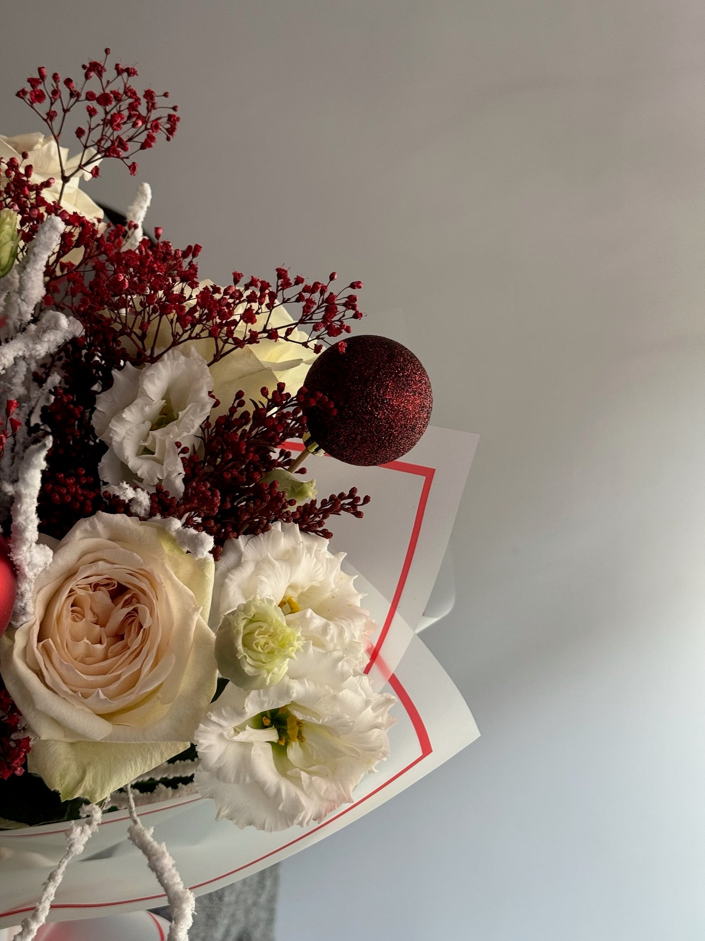 Buchet festiv Candy Cane cu trandafiri, globuri decorative și accente de iarnă