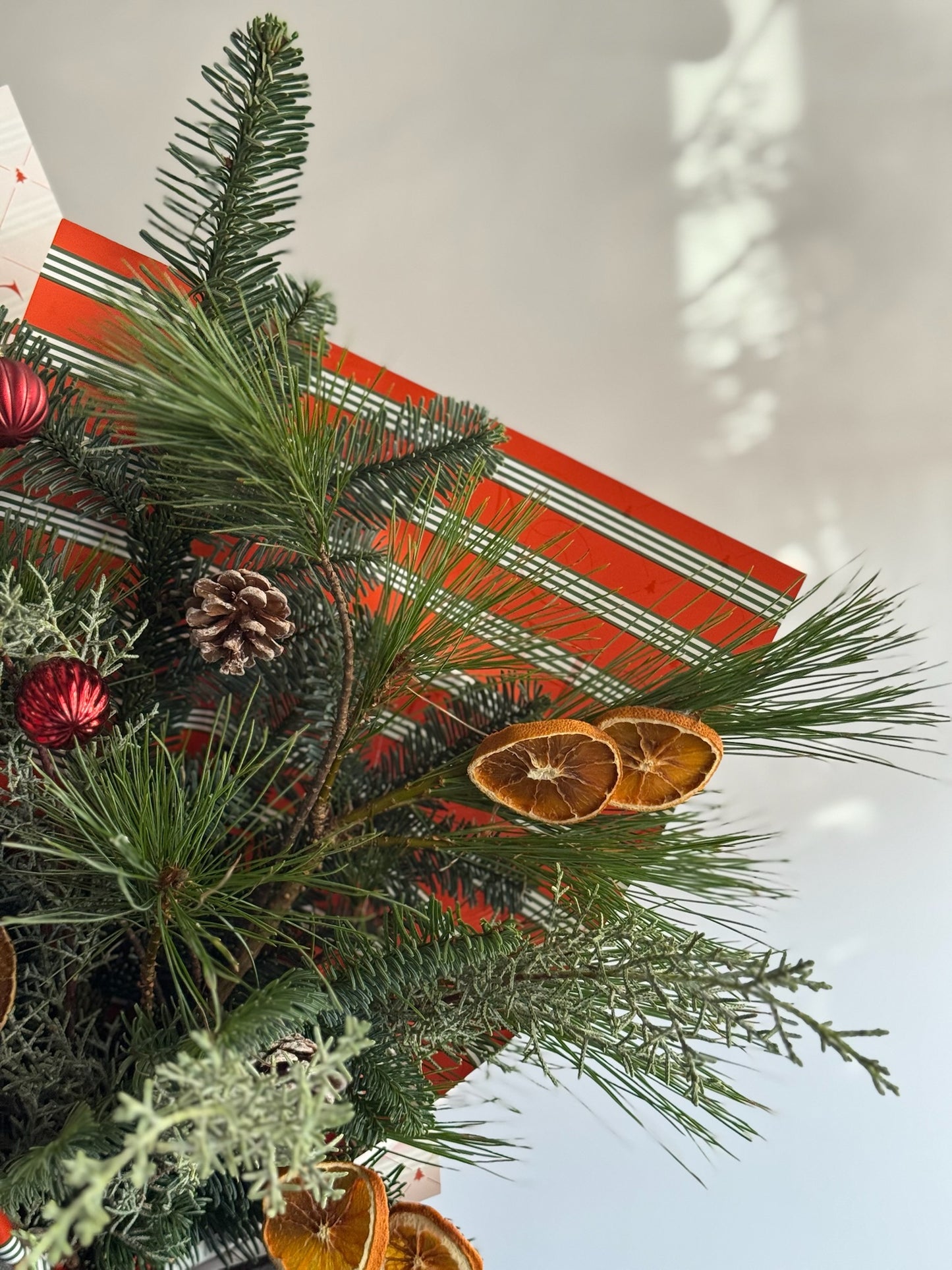 Buchet de Crăciun Christmas Bits cu conifere, felii de portocală și globuri decorative