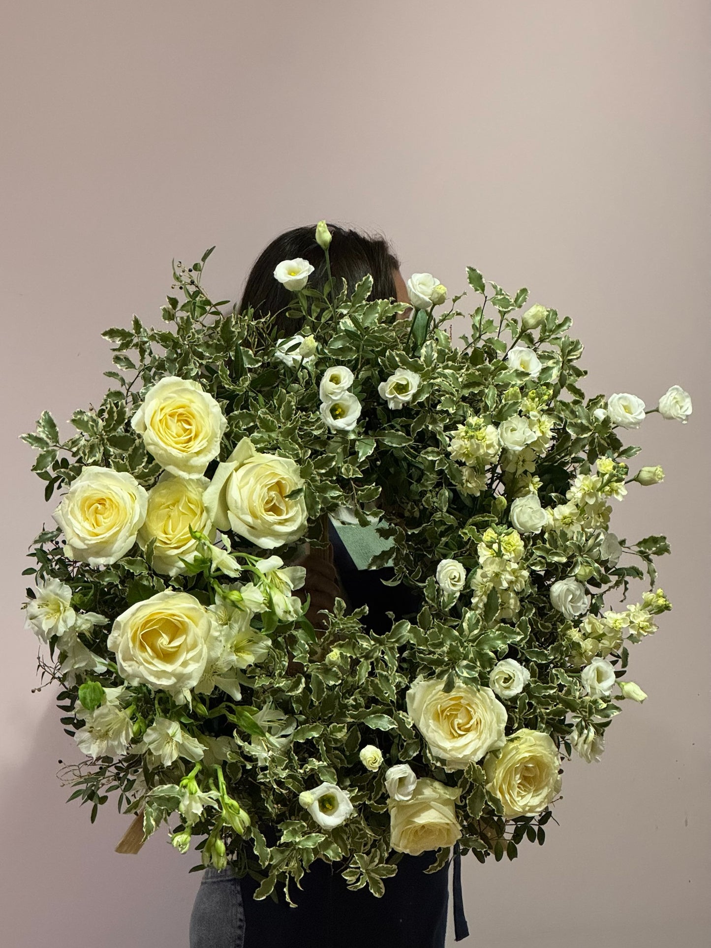 Coroana funerară cu trandafiri albi și verdeață - Roses & More