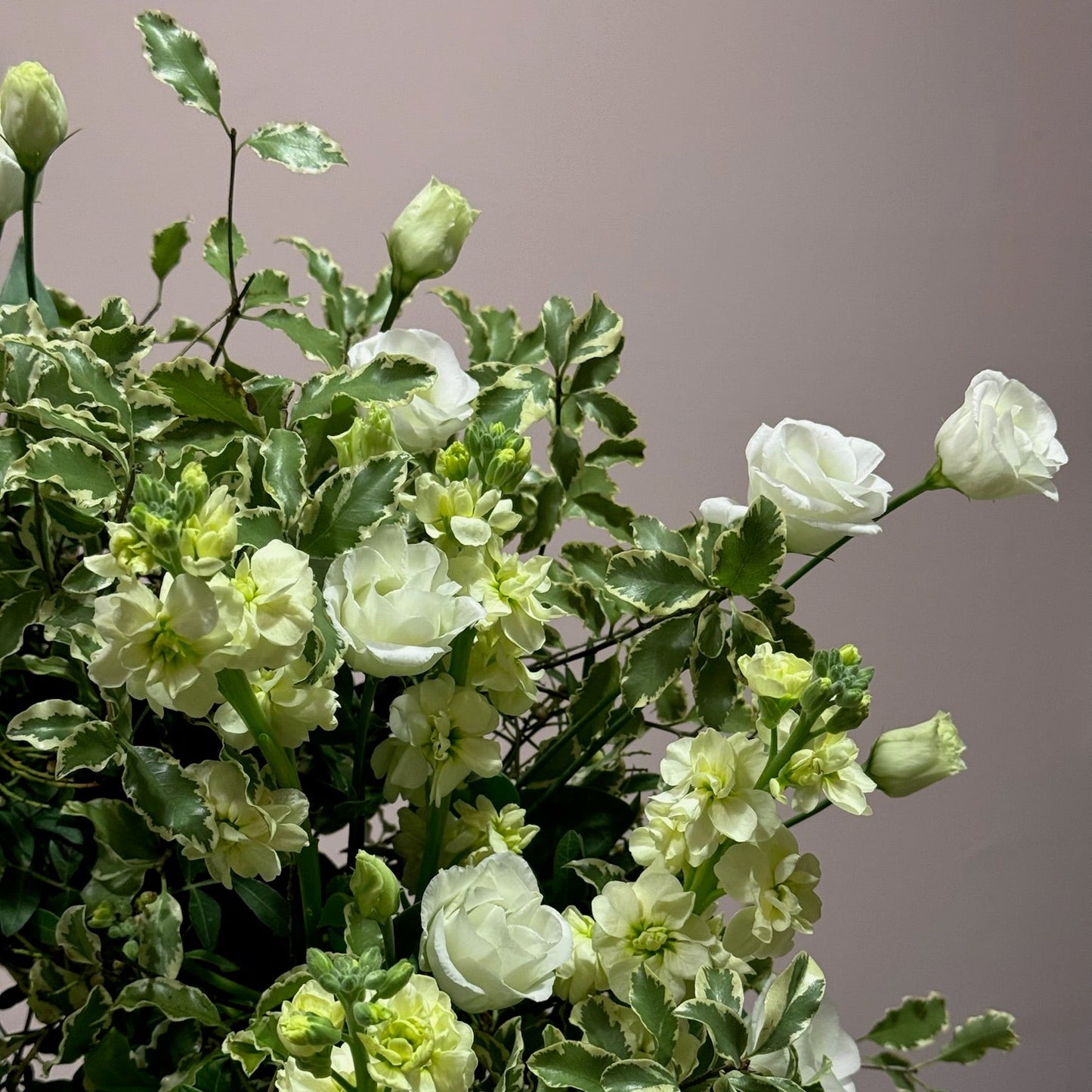 Coroana mică funerară cu trandafiri albi