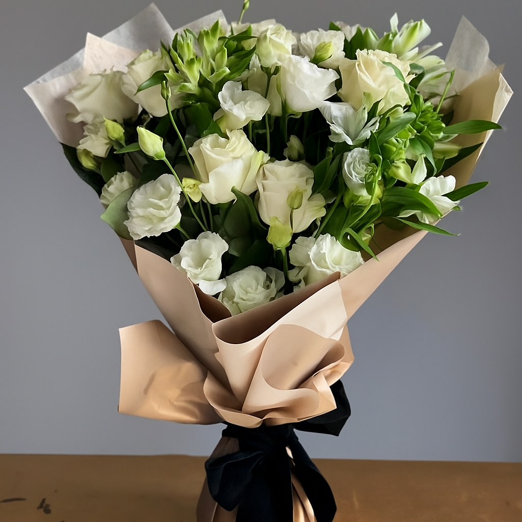 Buchet funerar cu trandafiri albi și alstroemeria - Roses & More