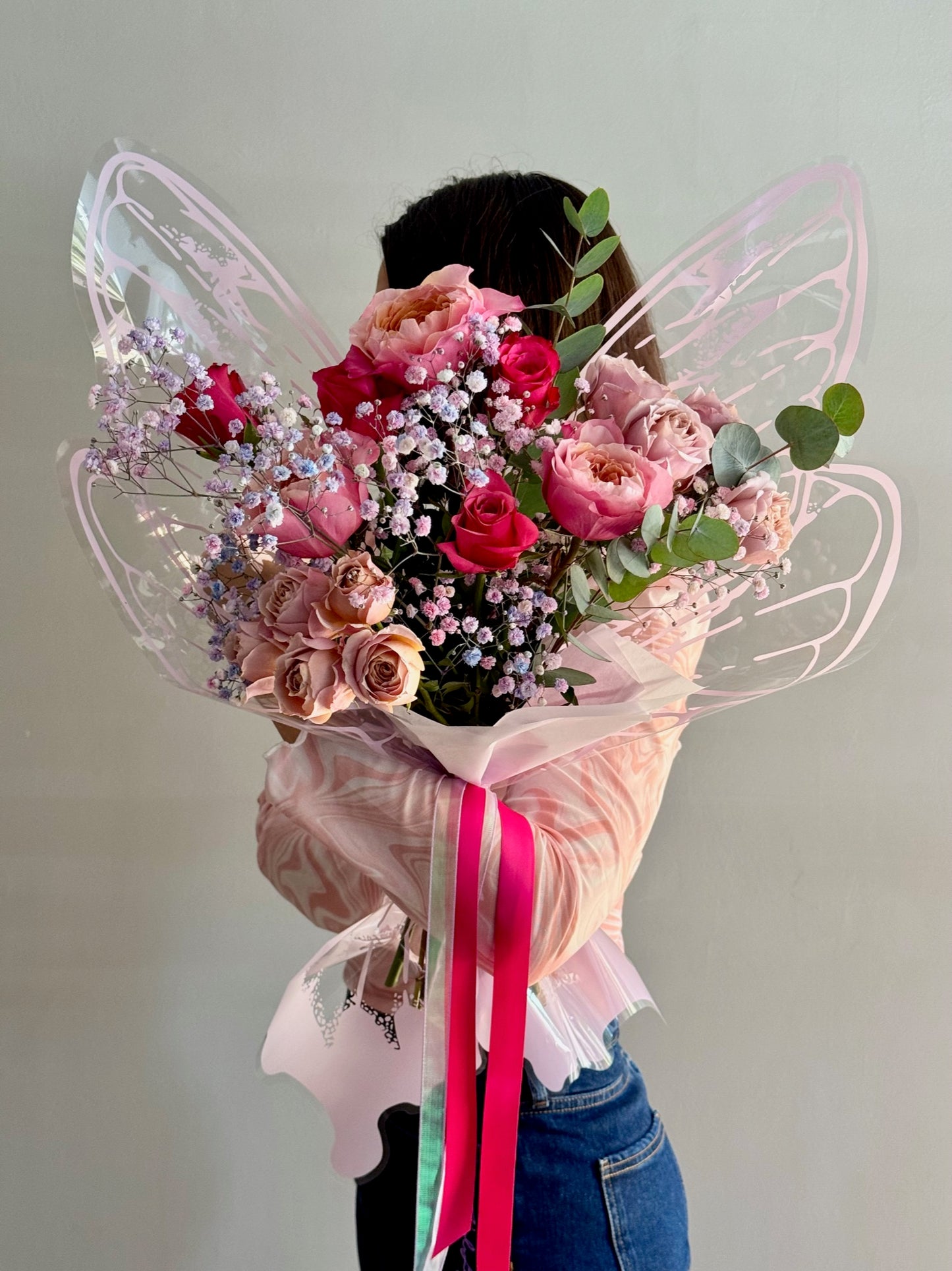 Buchet fairy bloom cu trandafiri fucsia și eucalipit