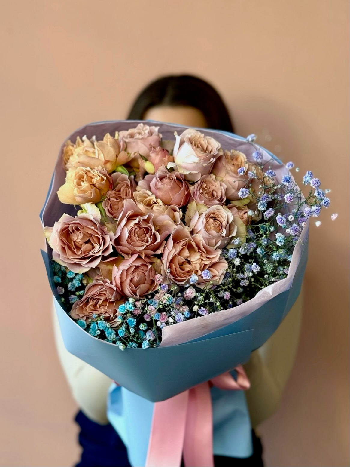 Aranjament floral ca din povești, cu trandafiri Loli și texturi jucăușe, Roses & More