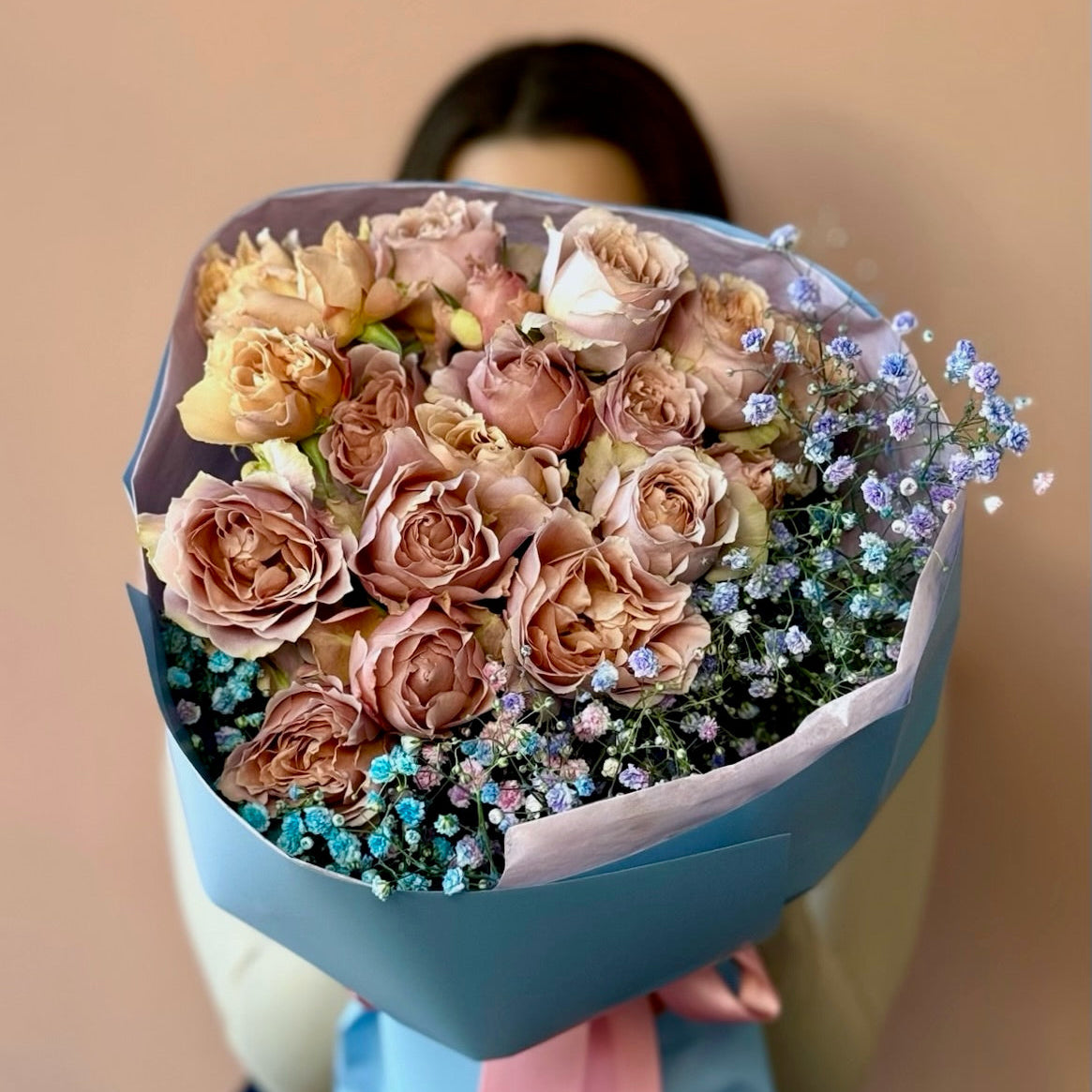 Aranjament floral ca din povești, cu trandafiri Loli și texturi jucăușe, Roses & More