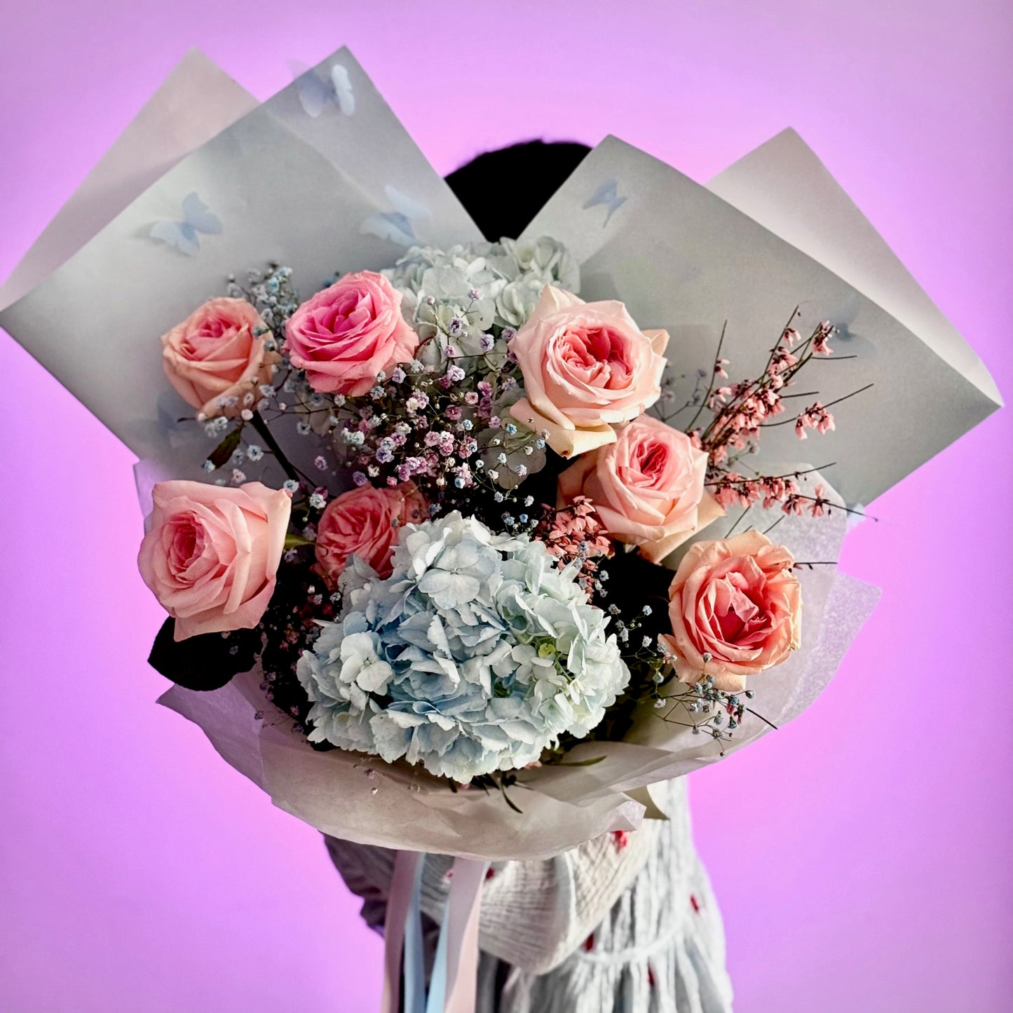 Buchet Fairy Whisper feeric cu trandafiri roz și hortensie albastra