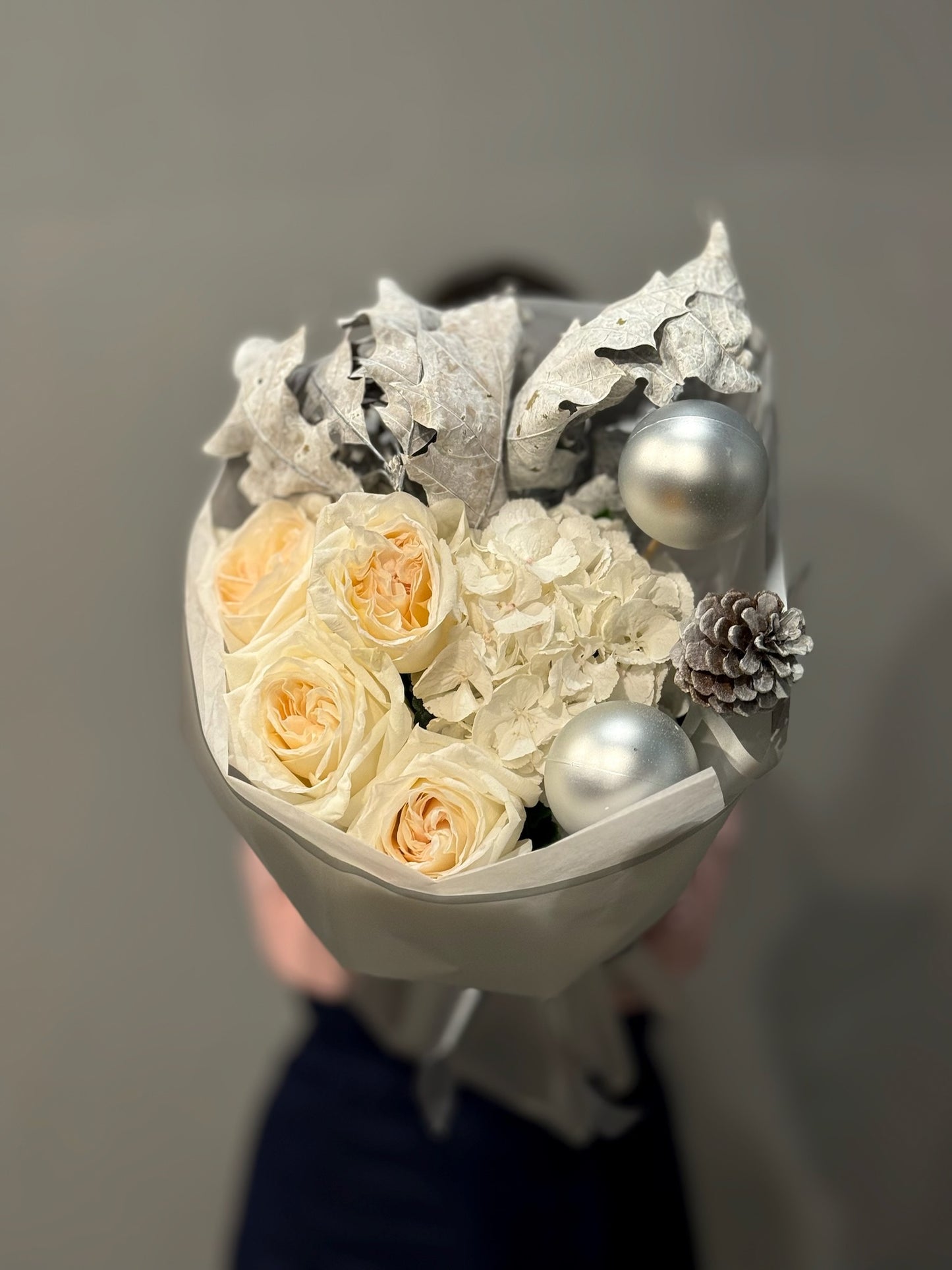 Aranjament floral alb cu accente festive – perfect pentru iarnă, Roses & More