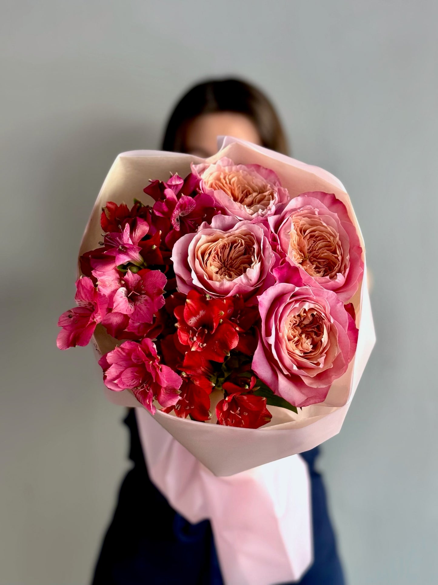 Buchet din colecția Chasing Summer – flori pasionale și energie estivală, Roses & More