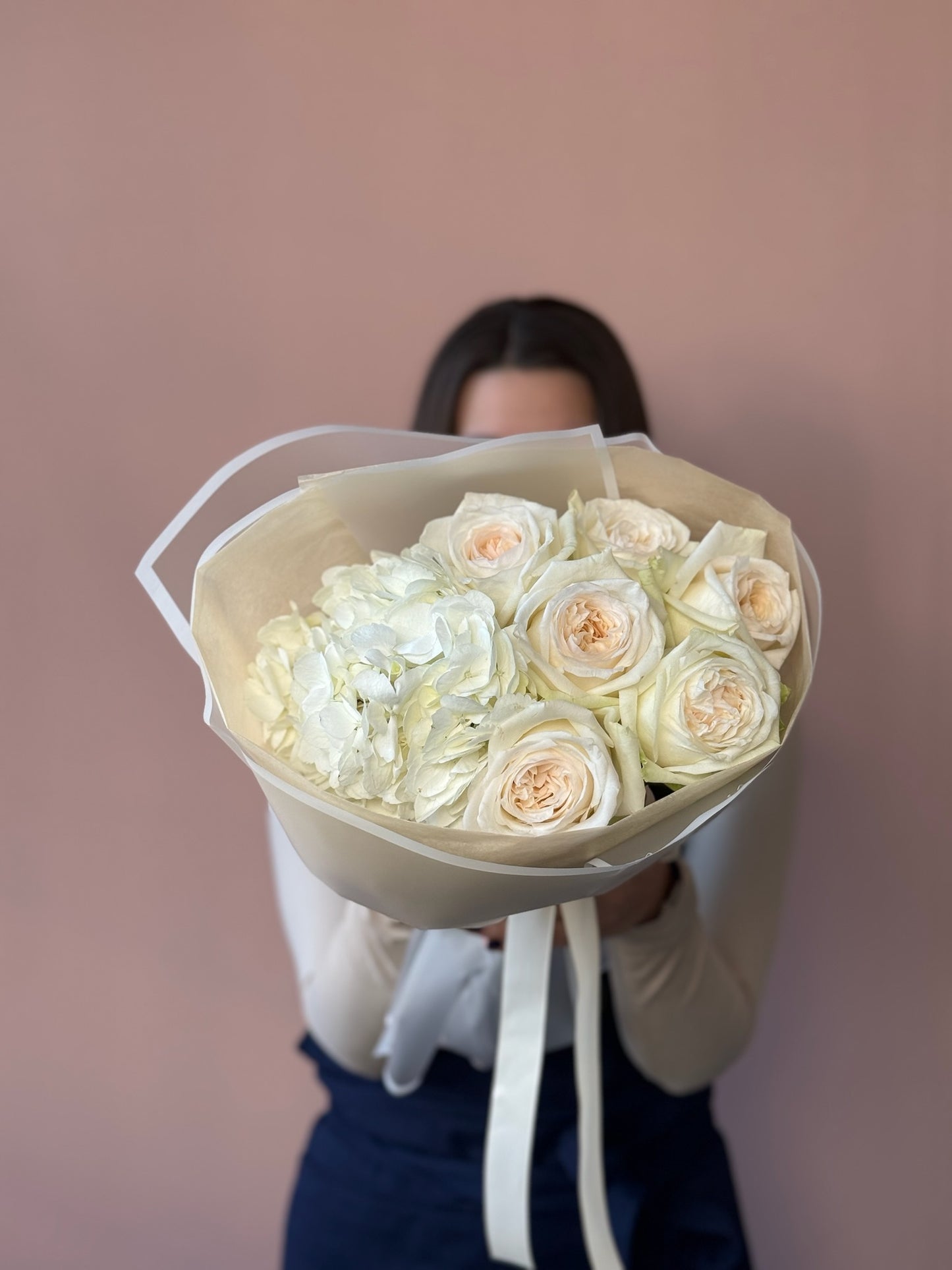 Aranjament floral pur, ideal pentru sezonul rece sau decoruri sofisticate, Roses & More