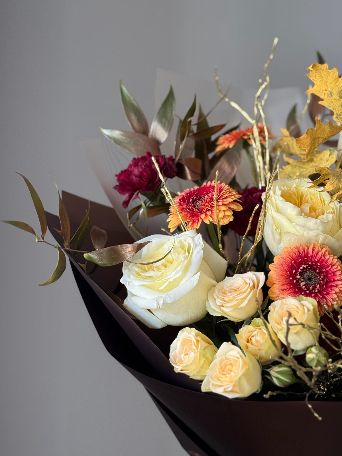 Greek Goddess buchet elegant cu trandafiri albi și mix de flori tomnatice