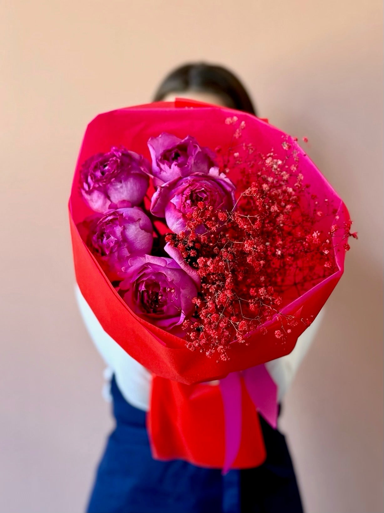 Aranjament floral cu impact vizual – Yves Piaget și gypsophila roșie, Roses & More