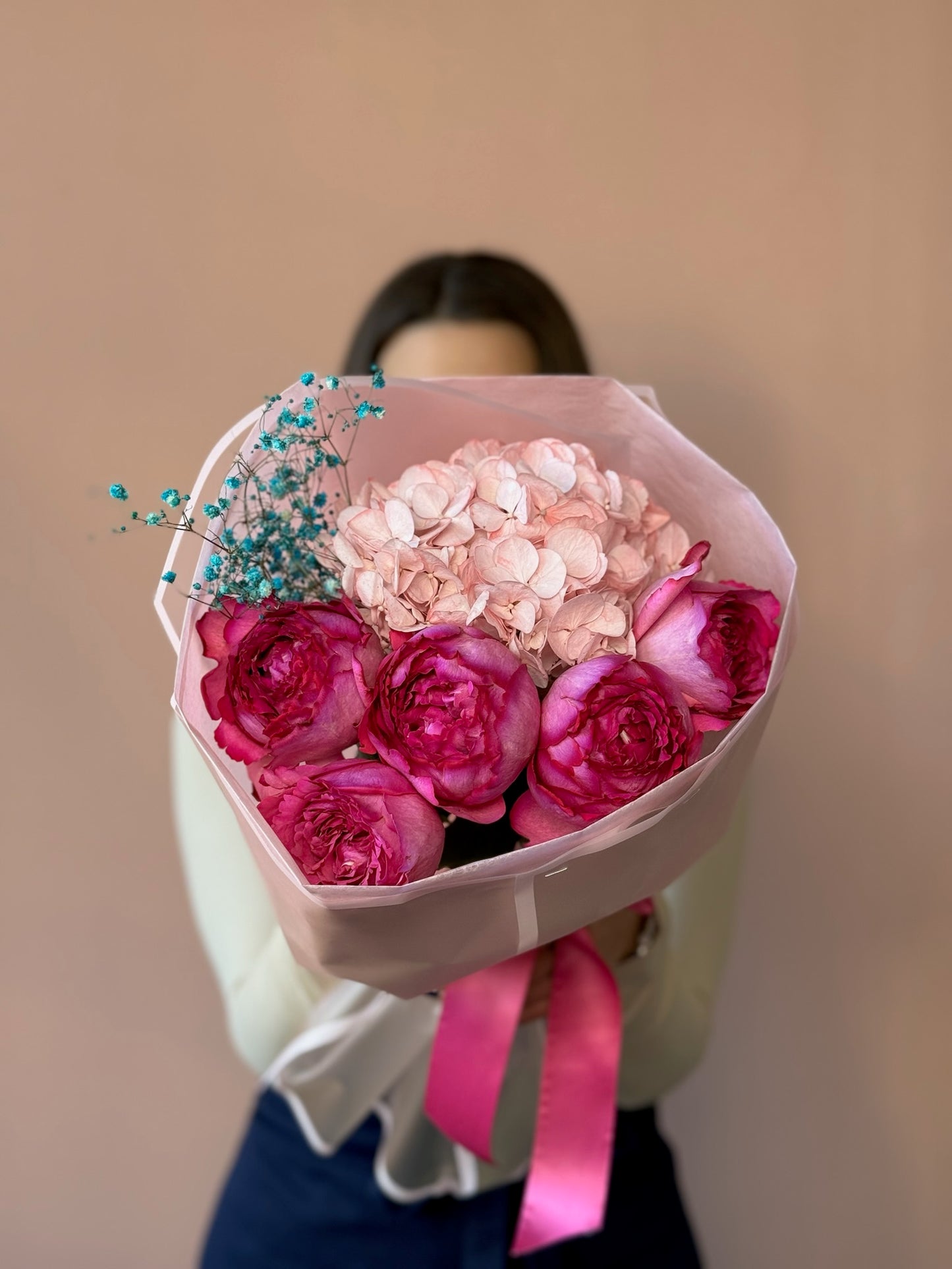 Aranjament floral vibrant cu hortensie și trandafiri Yves Piaget, Roses & More