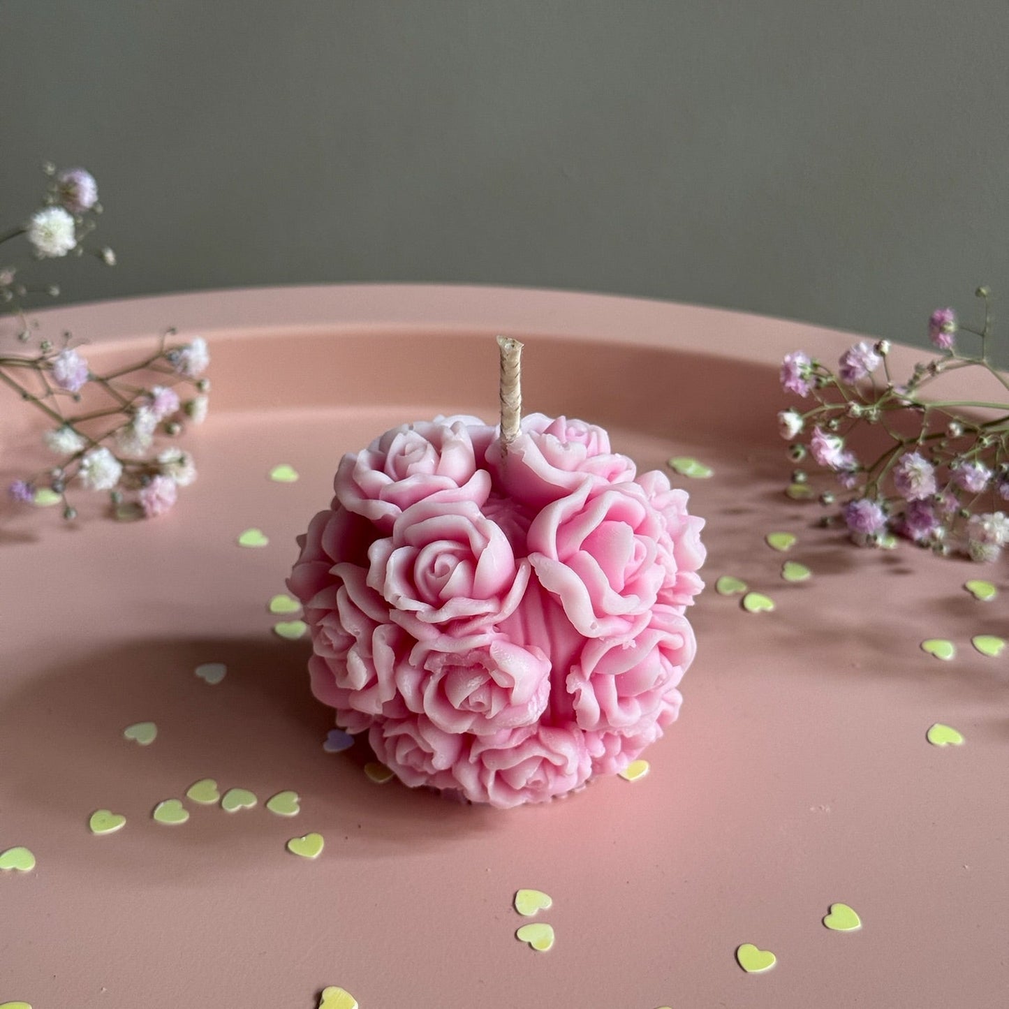 Lumânare Bloom Ball roz în formă de sferă cu flori sculptate, Roses & More