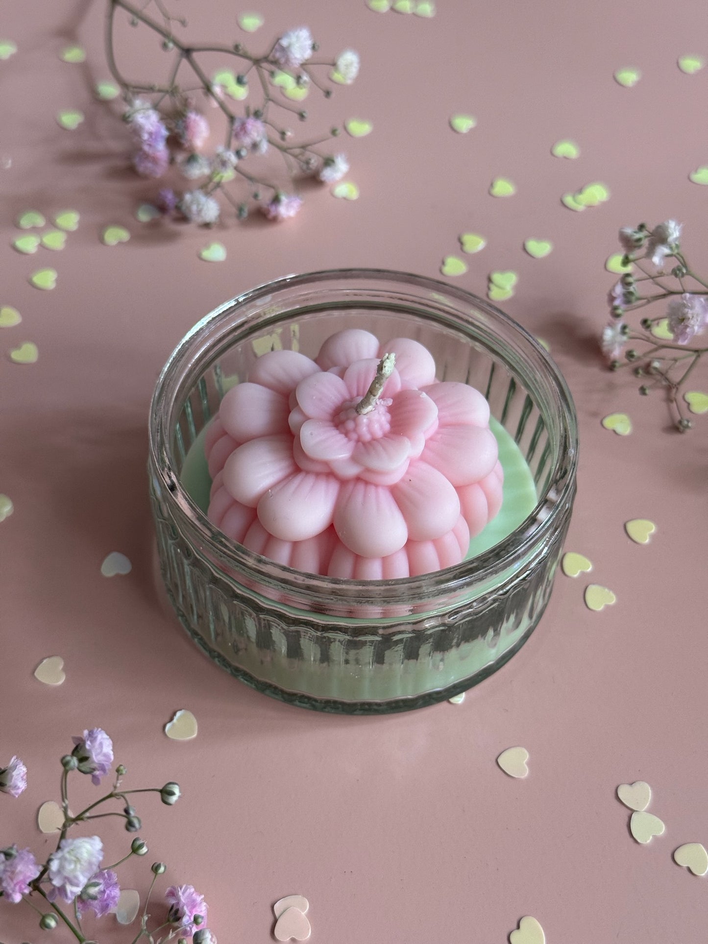 Lumânare Flower Bloom în formă florală – parfum delicat și design elegant, Roses & More