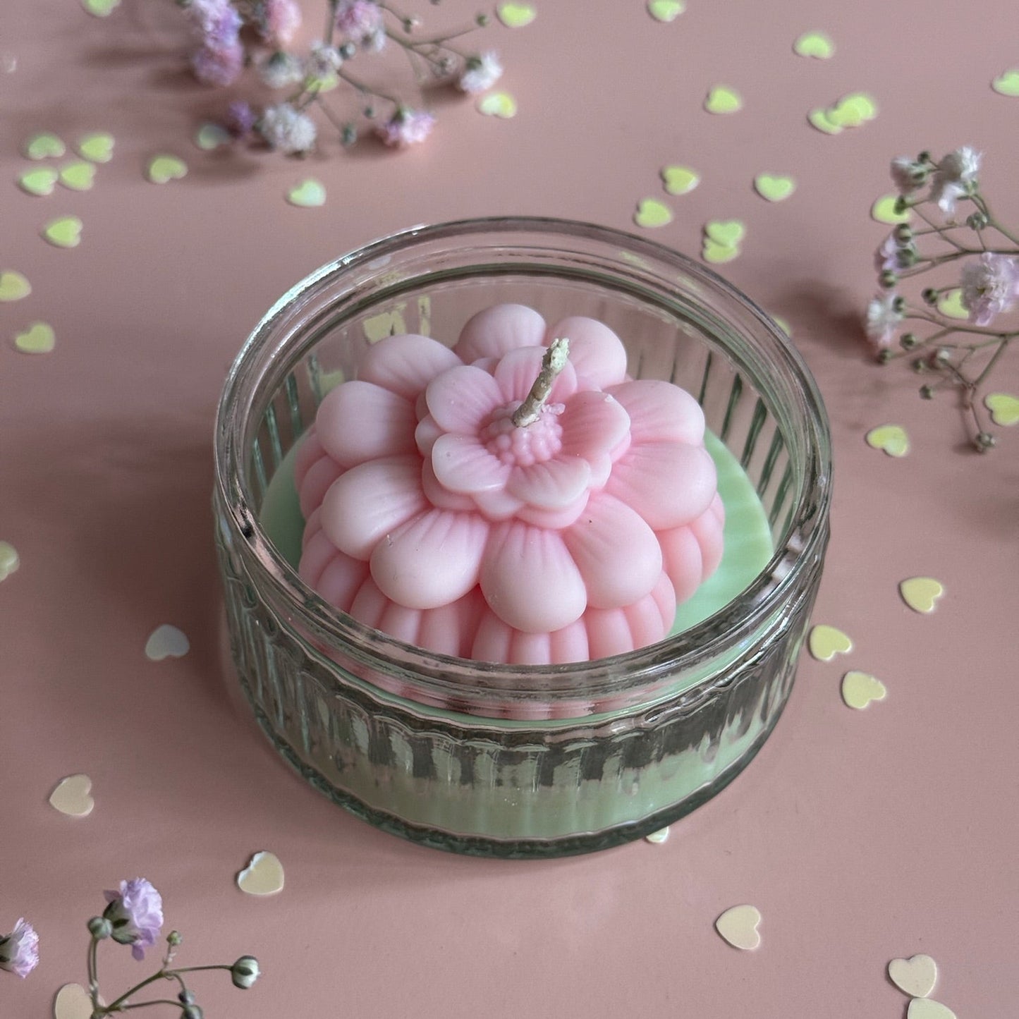 Lumânare Flower Bloom în formă florală – parfum delicat și design elegant, Roses & More