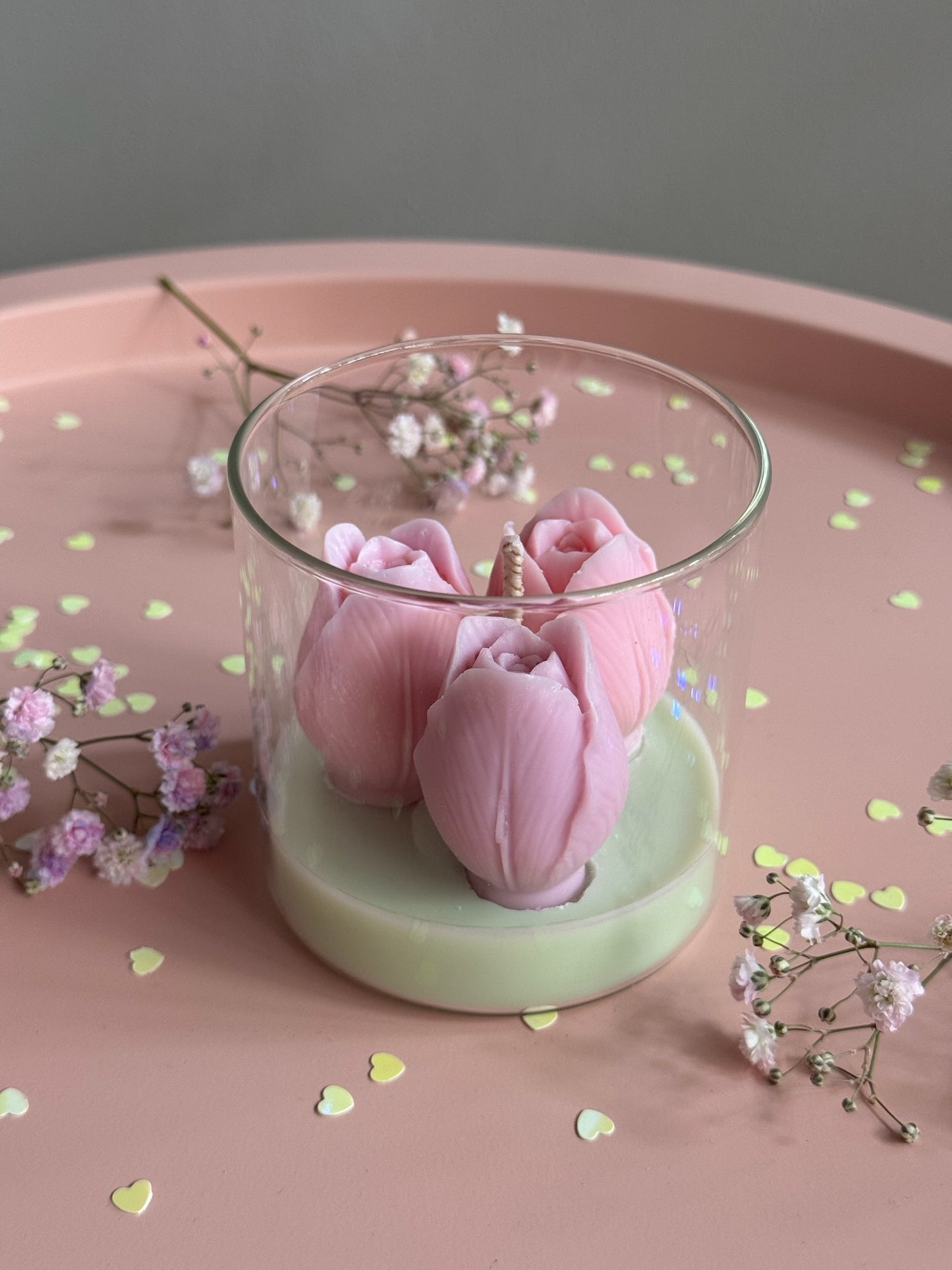 Lumânare Tulip Kiss cu trei lalele din ceară în pahar de sticlă, Roses & More
