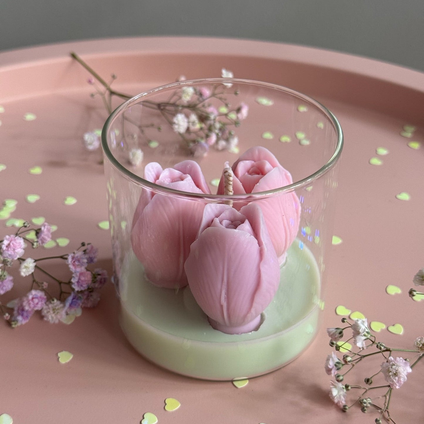 Lumânare Tulip Kiss cu trei lalele din ceară în pahar de sticlă, Roses & More