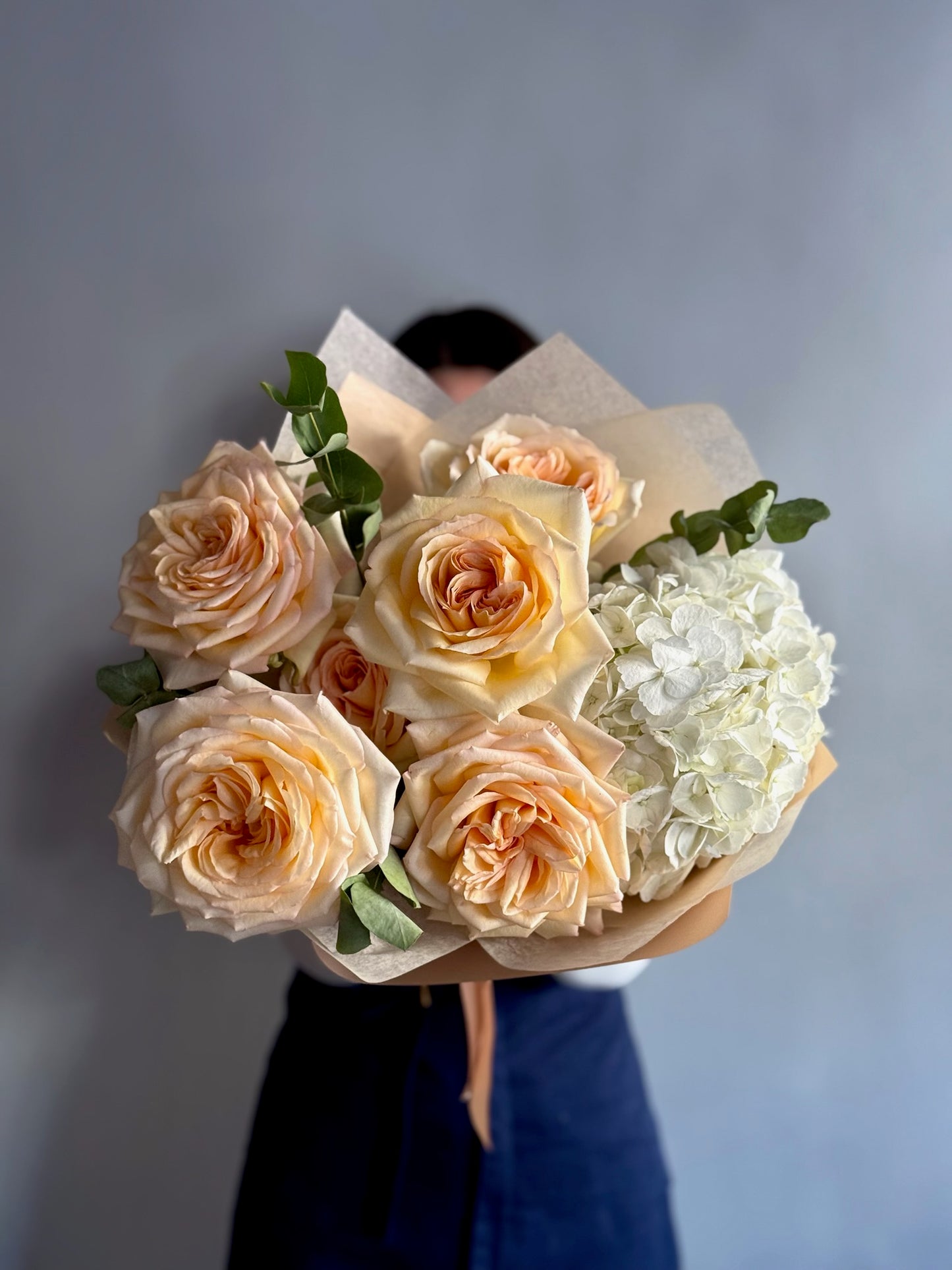 Aranjament floral natural și sofisticat în tonuri calme – buchet Milky Jade, Roses & More