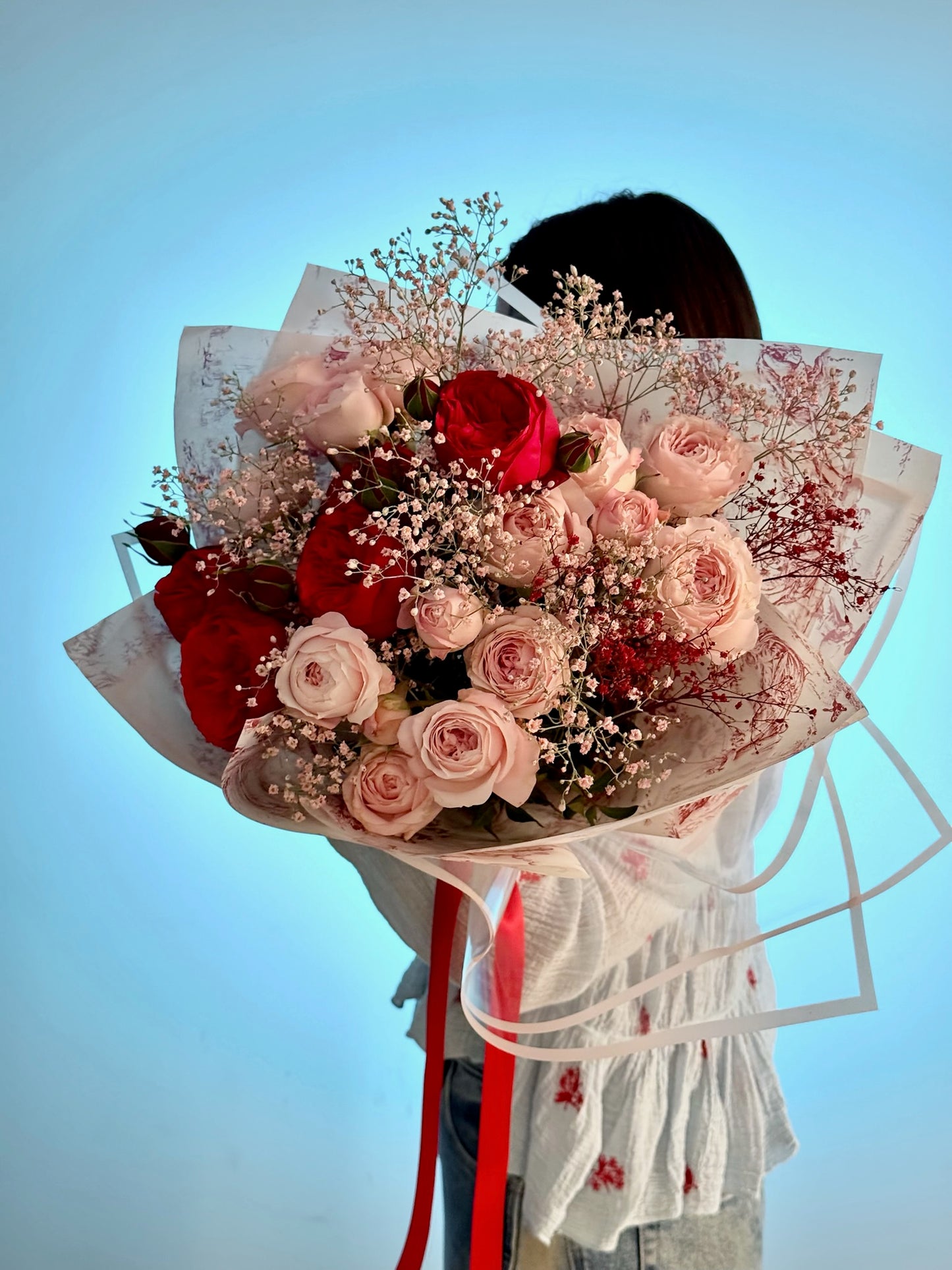 Buchet Mystic Bloom cu trandafiri roșii și roz