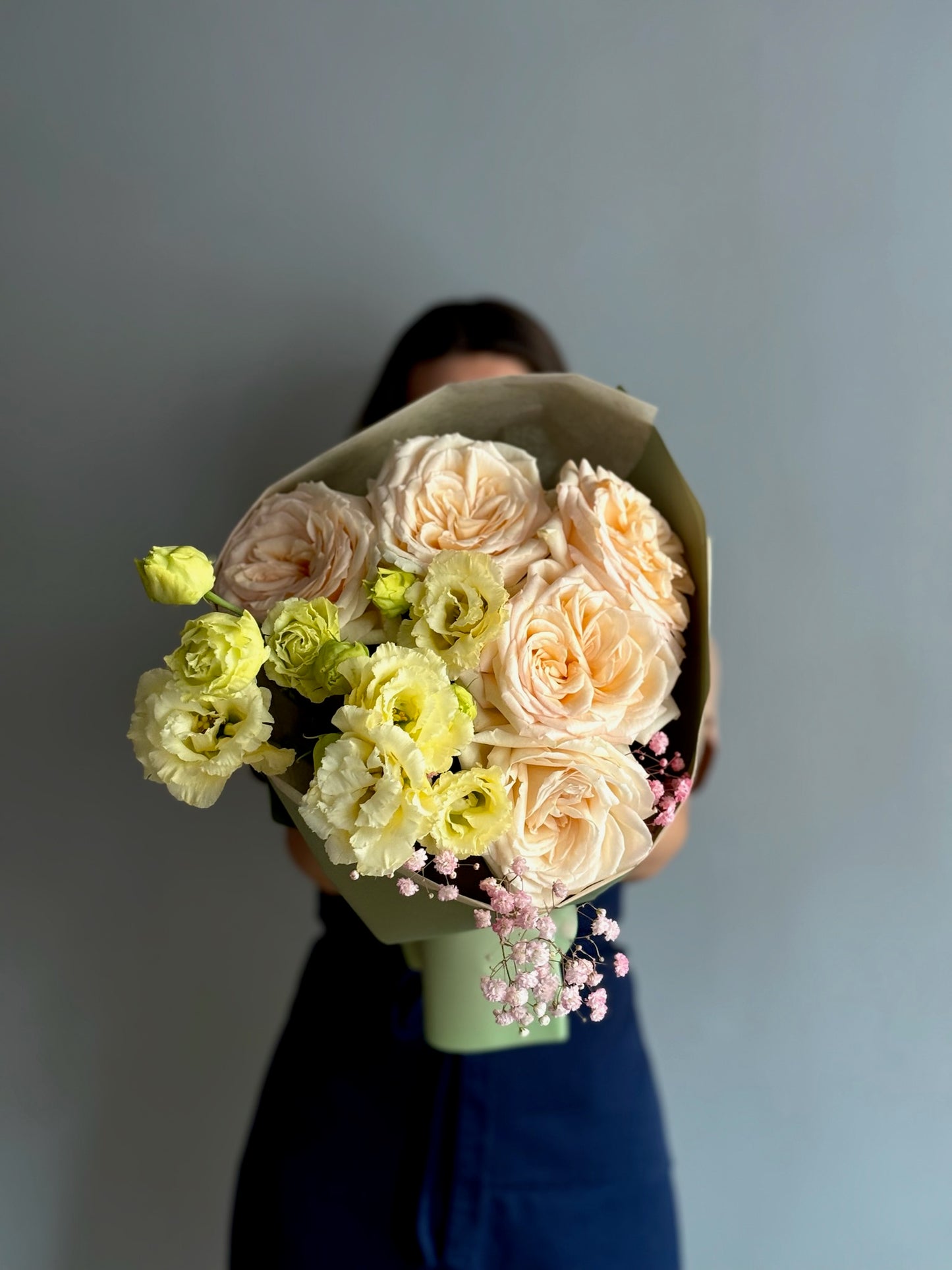 Aranjament floral elegant și simplu cu lisianthus alb și trandafiri Maya, Roses & More