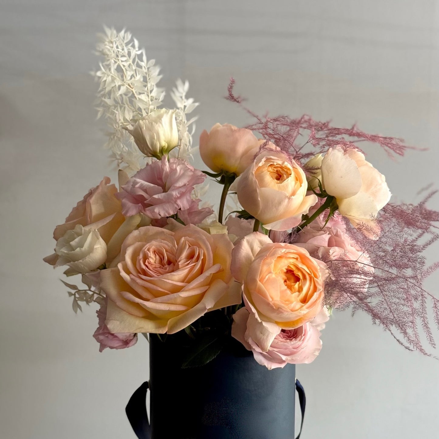 Texturi delicate de trandafiri piersică și gypsophila – detaliu Peach Elegance, Roses & More