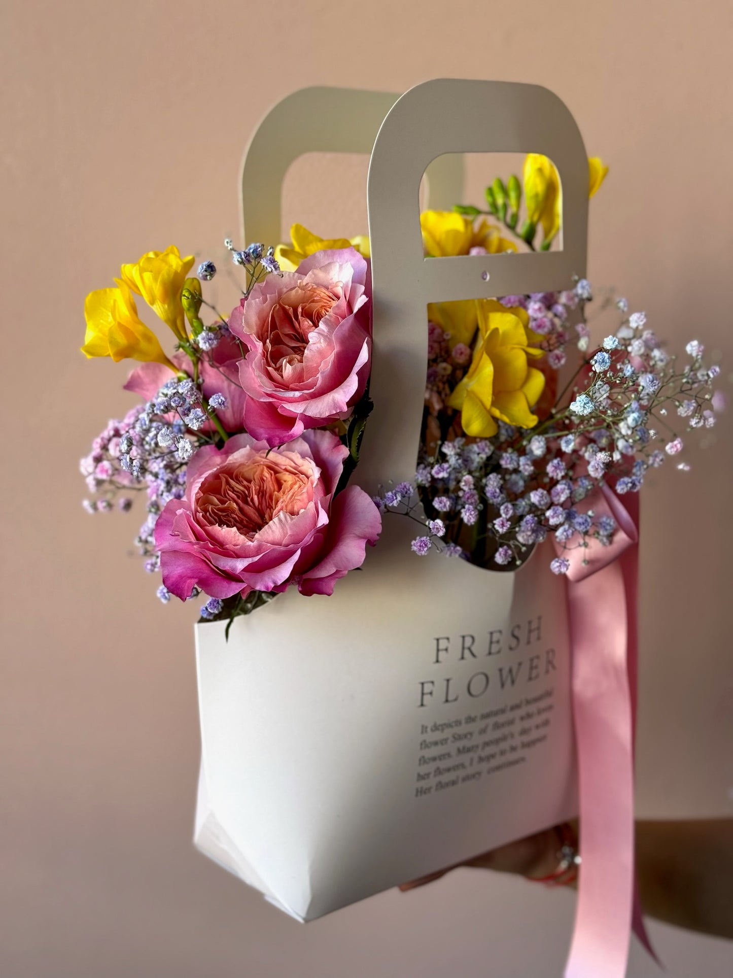 Detaliu floral cu roz intens și galben solar – Pink Sunrise, Roses & More