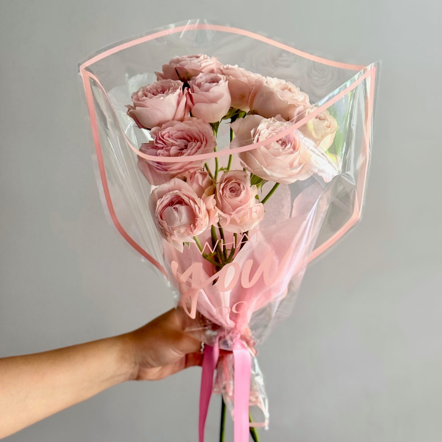 Buchet Princess Fairy Kiss Mini cu trandafiri spray roz pudrat, Roses & More