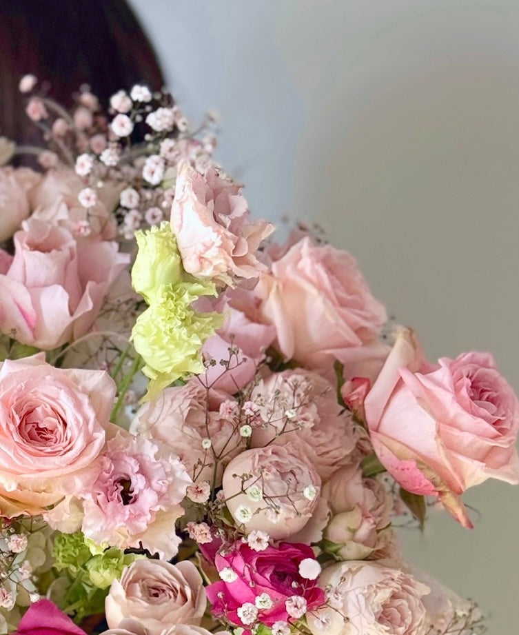 Detalii din buchetul Princess Peach – gypsophila rainbow și texturi florale rafinate, Roses & More