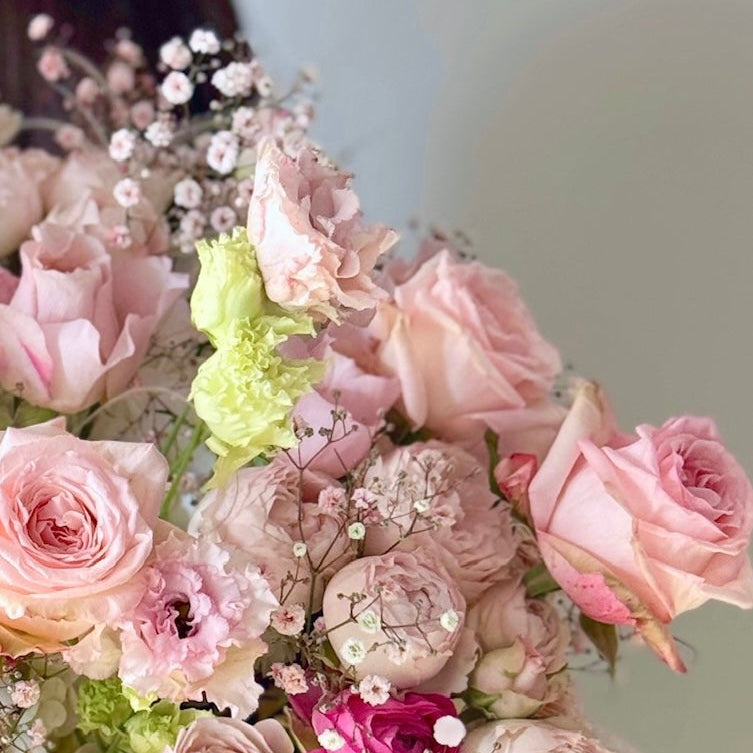 Detalii din buchetul Princess Peach – gypsophila rainbow și texturi florale rafinate, Roses & More