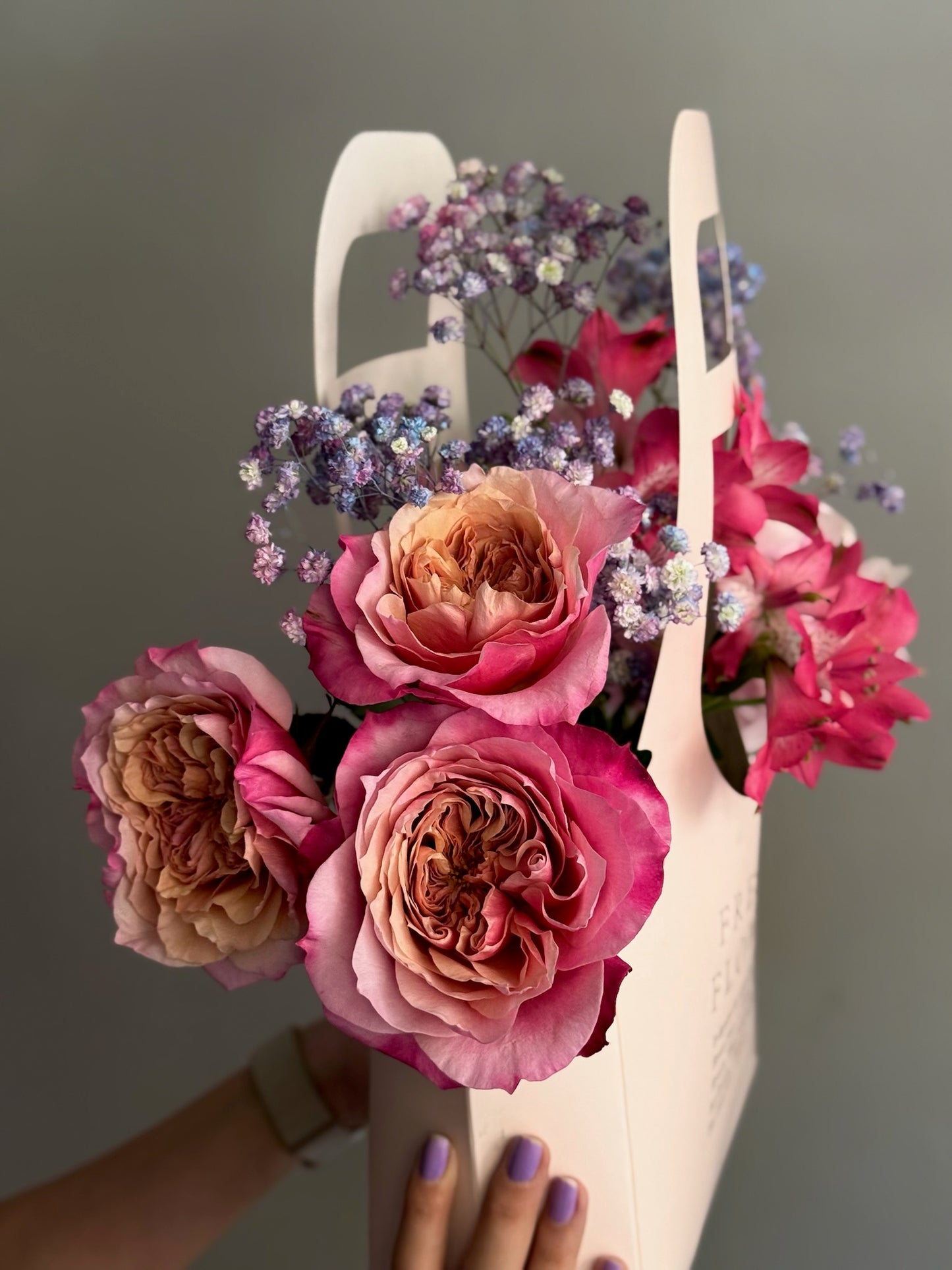 Mix floral intens în nuanțe de fuchsia – detaliu Raspberry Fever, Roses & More