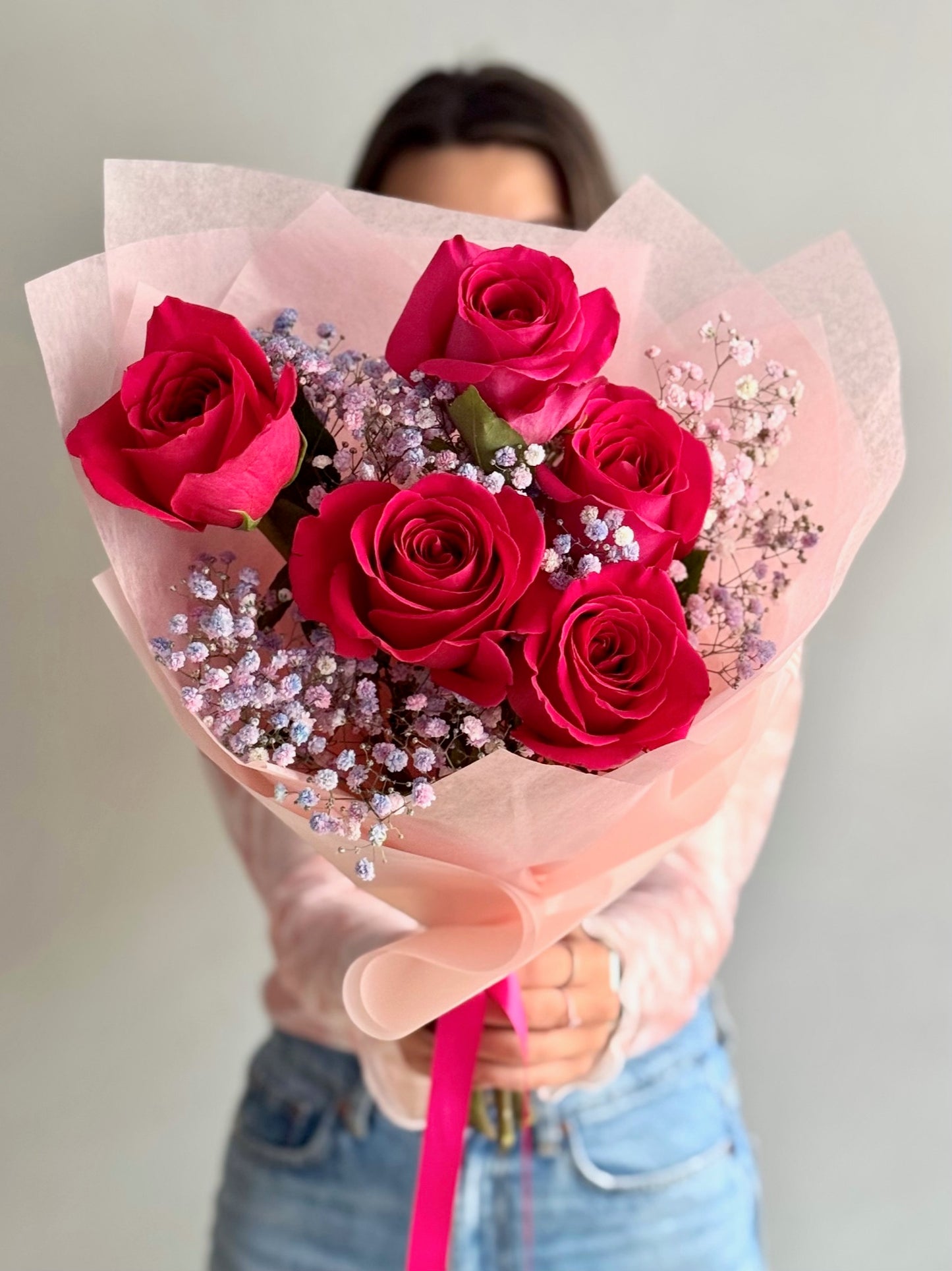 Trandafiri fuchsia Pink Floyd – detaliu catifelat și intens, Roses & More