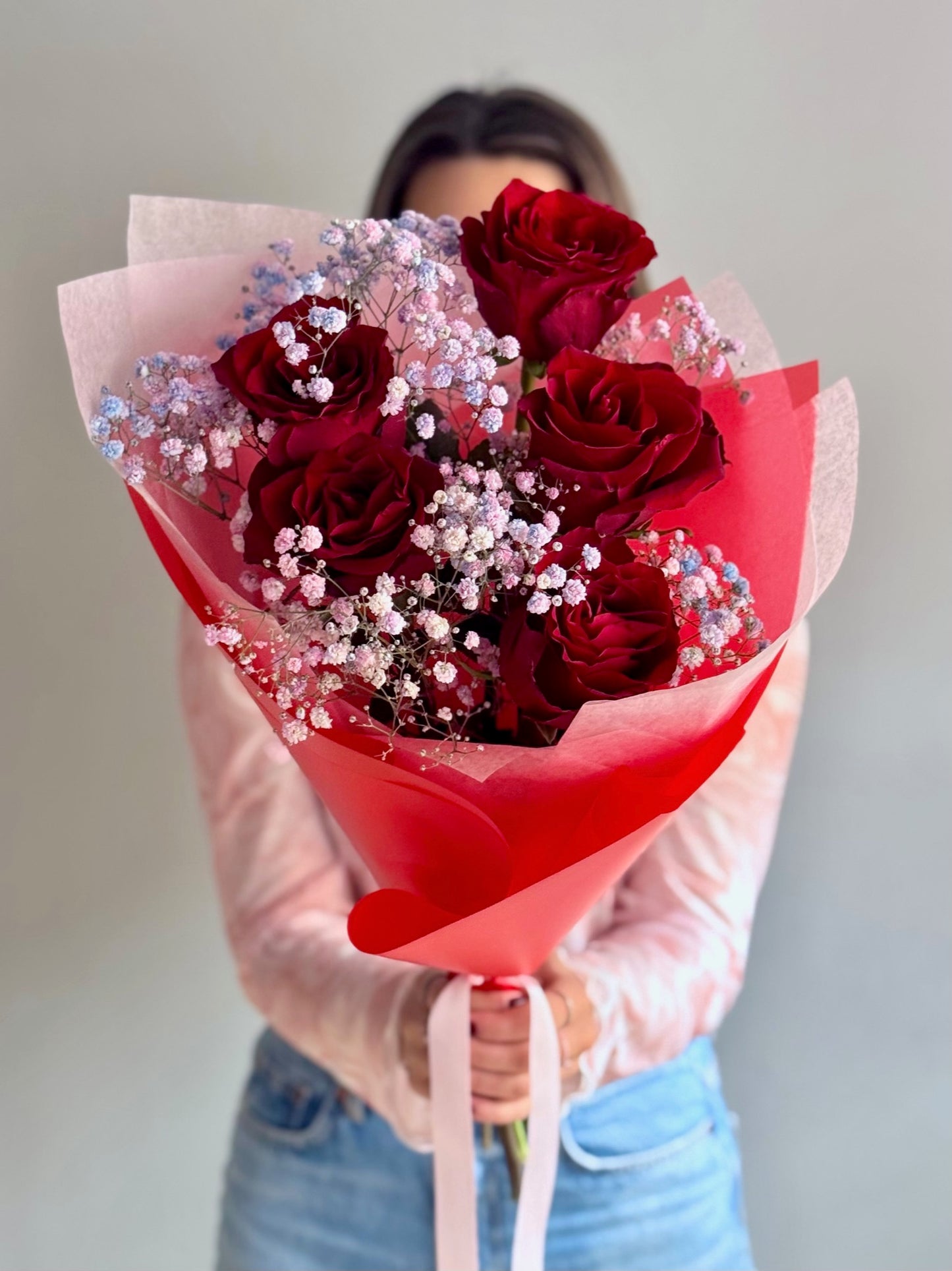 Trandafiri Freedom intens roșii și accente delicate de gypsophila – detaliu R&M Red, Roses & More