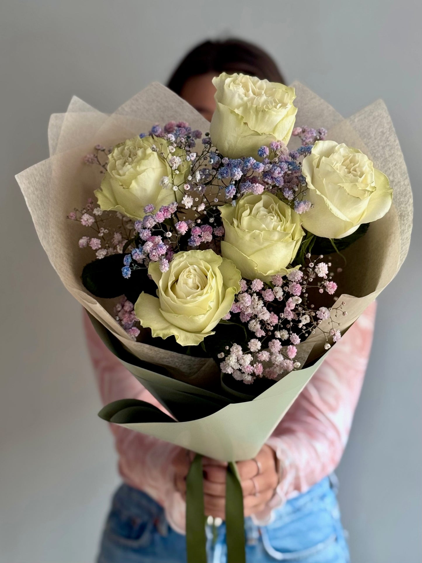 Buchet clasic alb cu textură delicată – Roses & More
