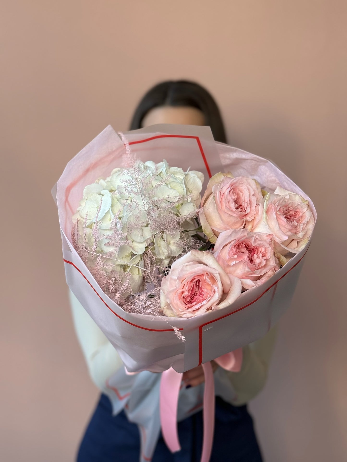 Aranjament floral soft și romantic cu flori în tonuri de roz cald, Roses & More